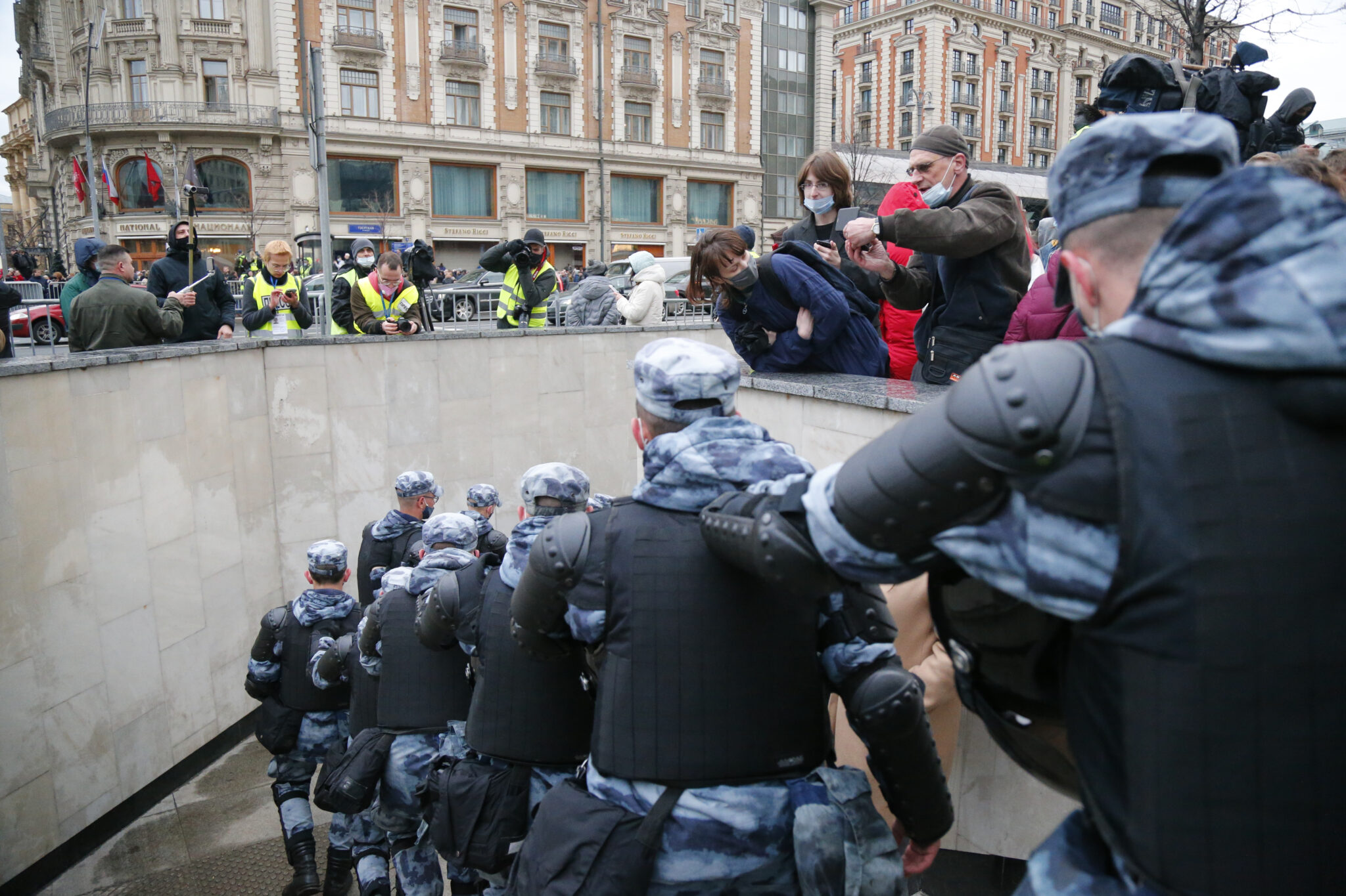 Журналисты и полиция на  акции 21 апреля. Фото  AP Photo/Alexander Zemlianichenko)/Scanpix/Leta
