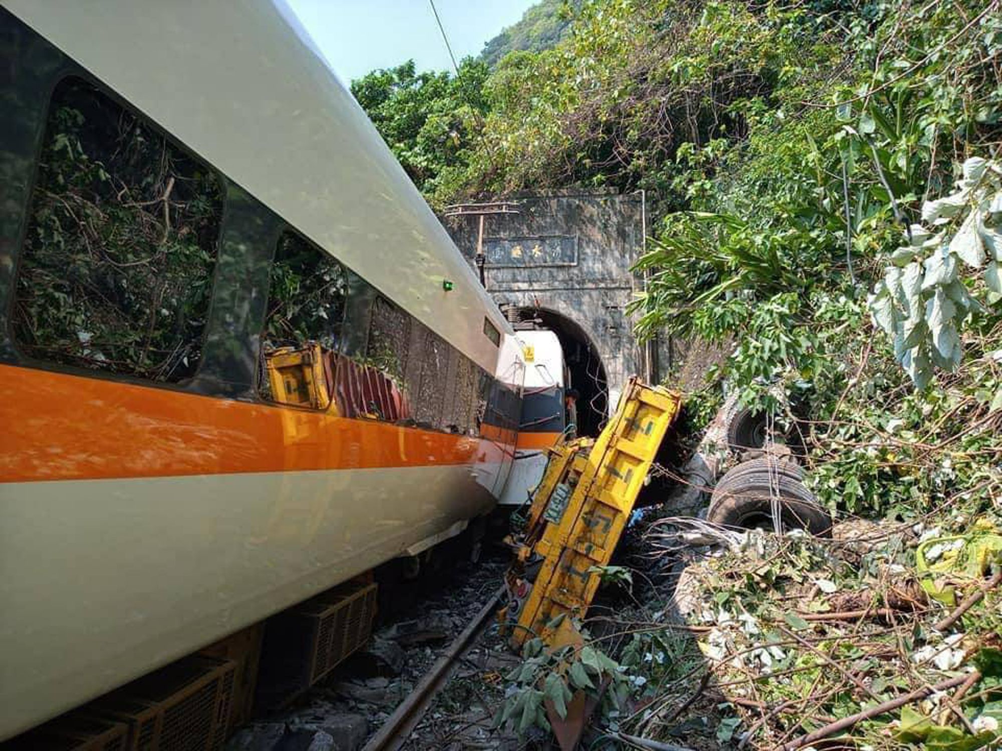 Вагоны поезда, потерпевшего крушение на Тайване. Фото CHINE NOUVELLE/SIPA/2104020912/Scanpix/Leta