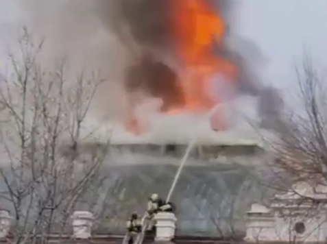 Тушение пожара в кардиоцентре Благовещенска. Скриншот видео Telegram-канал Mash