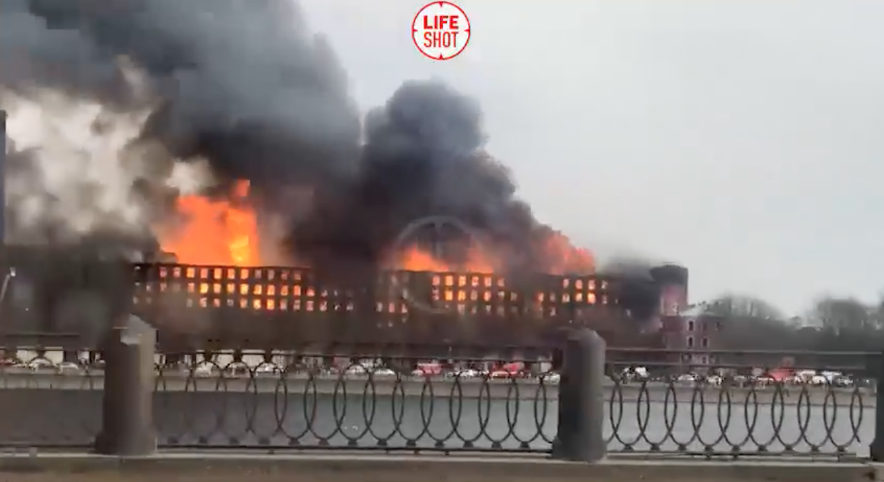 Пожар на "Невской мануфактуре". Скриншот видео Twitter @@lifenews_ru
