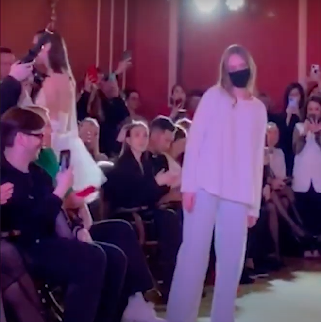 Луиза Розова на показе мод. Скриншот YouTube "Открытые медиа"