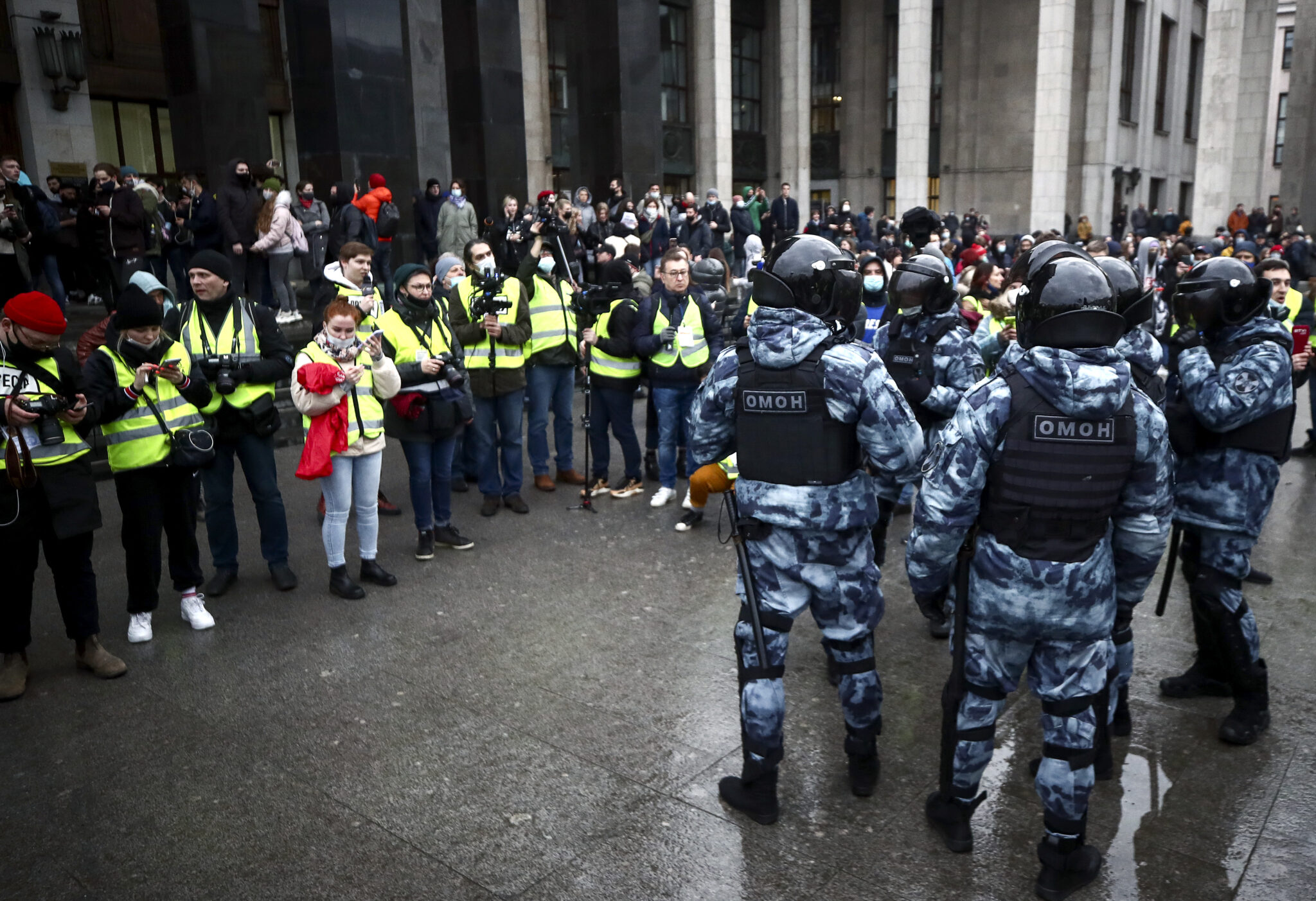 Журналисты стоят напротив сотрудников ОМОНа на акции 21 апреля 2021 г. Фото Valery Sharifulin / TASS / Scanpix / Leta