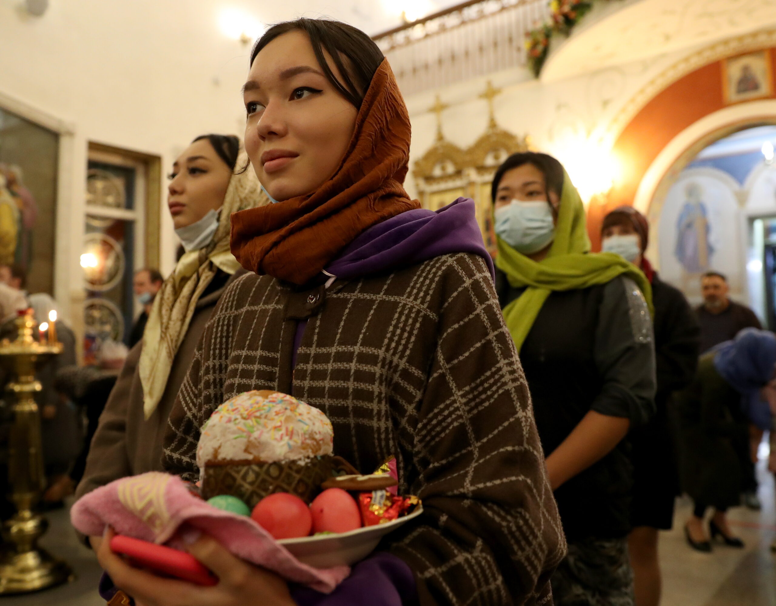 Верующие в Бишкеке во время пасхального богослужения. Фото IGOR KOVALENKO / TASS / Scanpix / Leta
