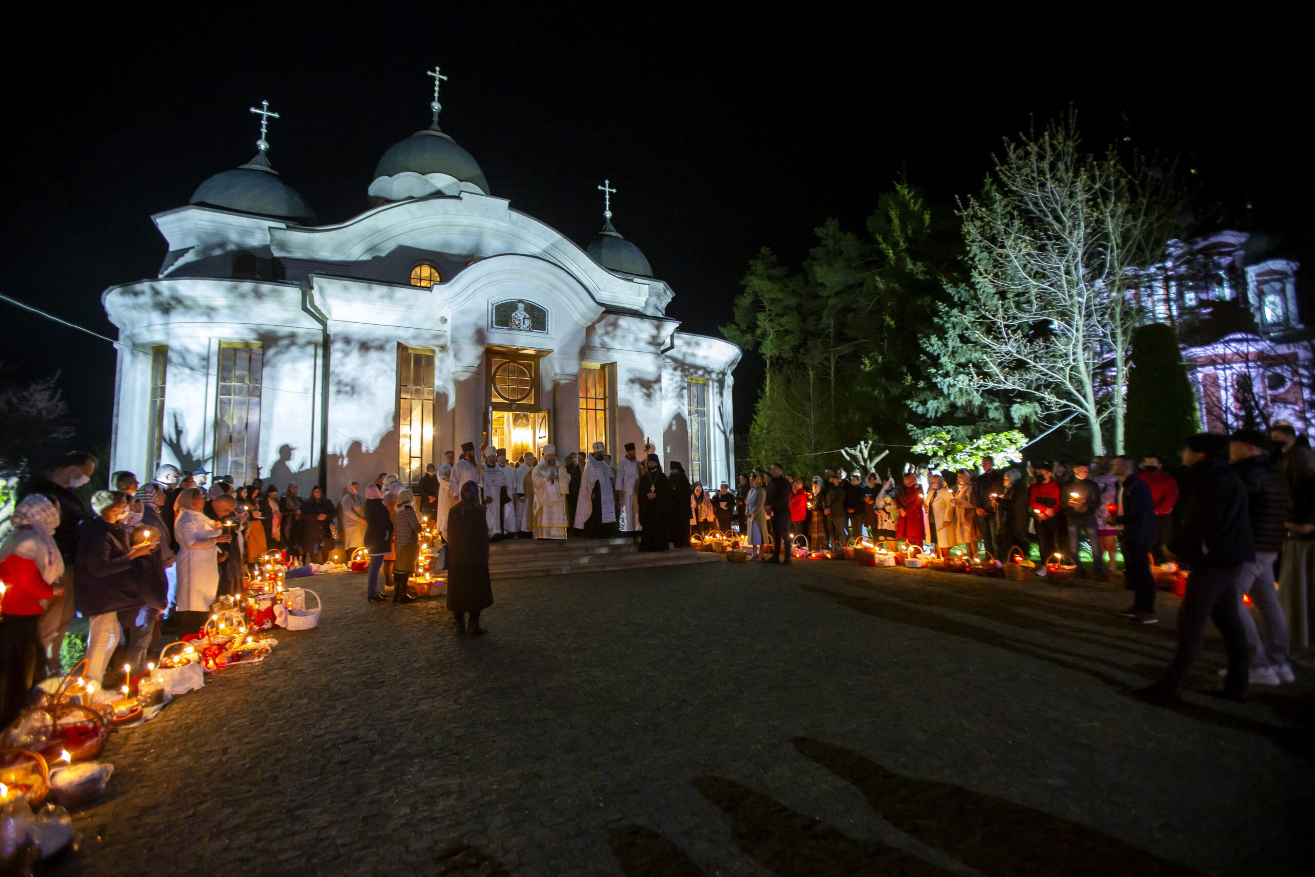 Верующие в Молдове выстраиваются в очередь, чтобы освятить свой пасхальный хлеб. Фото DUMITRU DORU / TASS / Scanpix / Leta