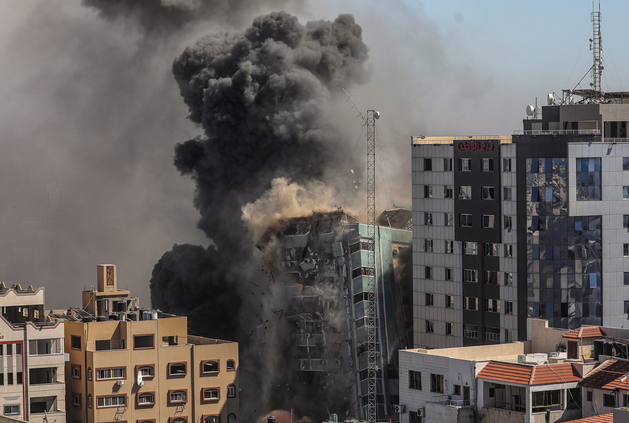 Момент нанесения удара по 12-этажному зданию в Газе. Фото  EPA/MOHAMMED SABER/Scanpix/Leta
