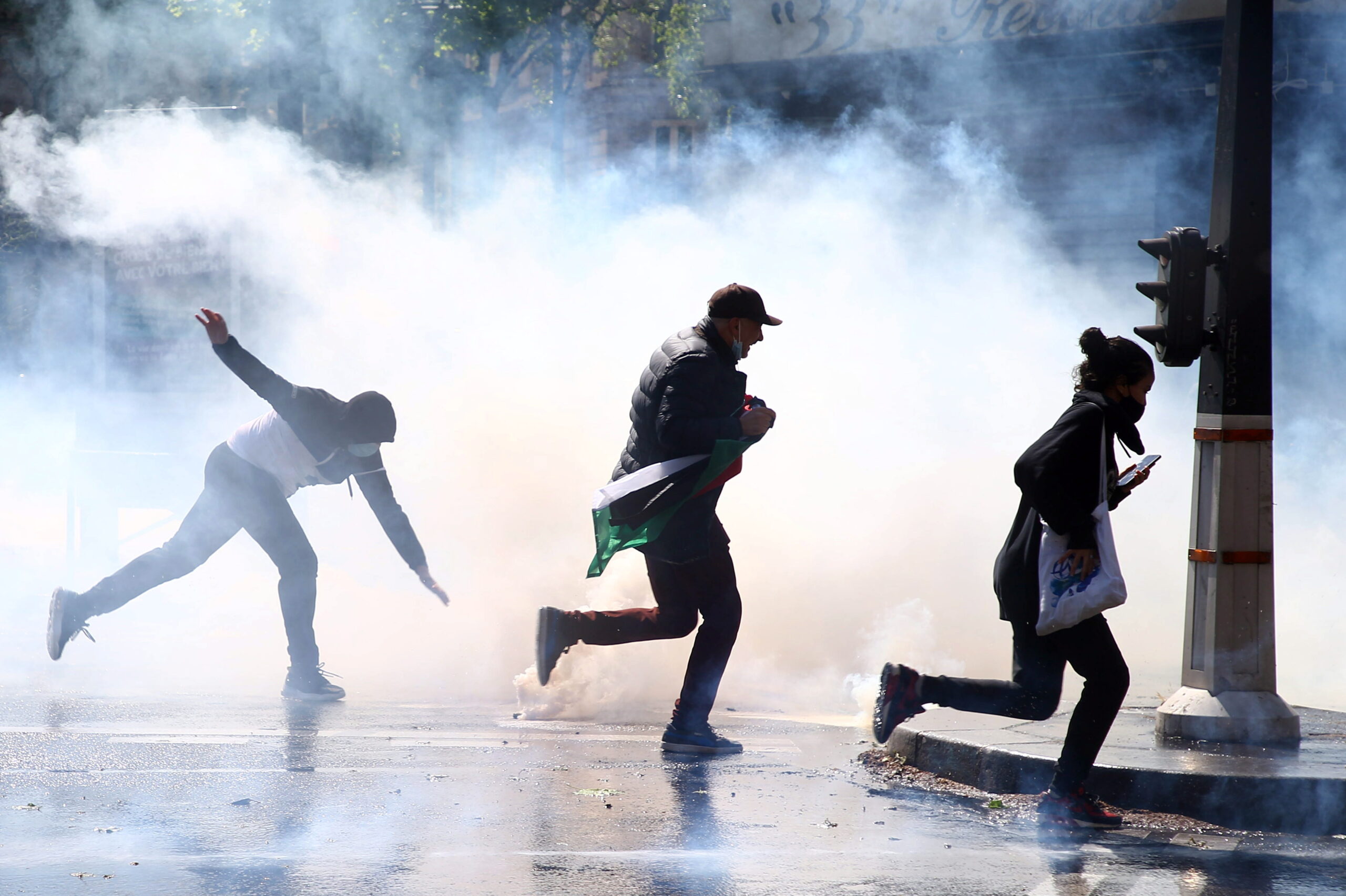Разгон участников акции в Париже. Фото  EPA/CHRISTOPHE PETIT TESSON/Scanpix/Leta