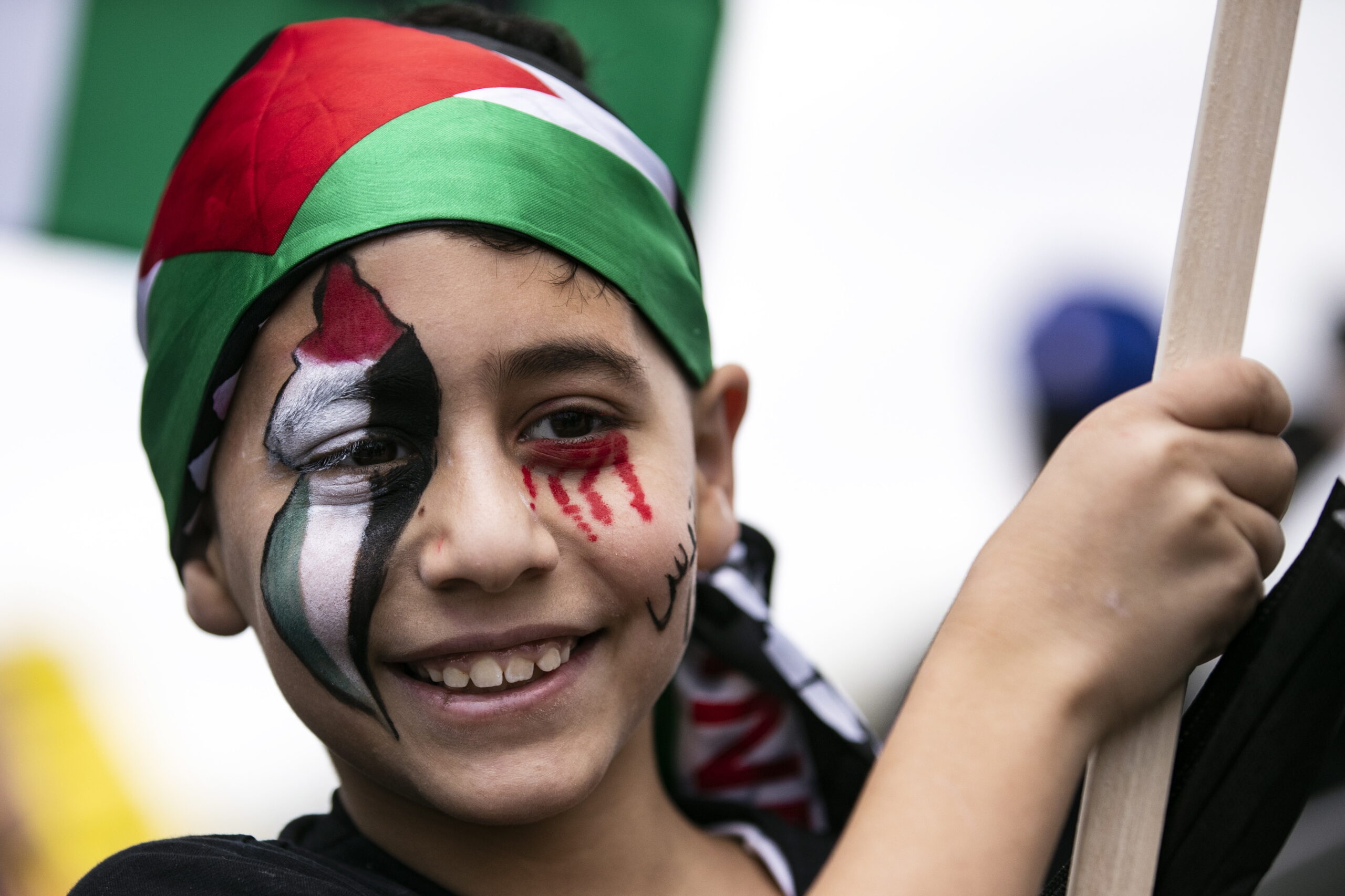 Мальчик с символикой Палестины на акции в Лос-Анджелесе. Фото EPA/ETIENNE LAURENT/Scanpix/Leta