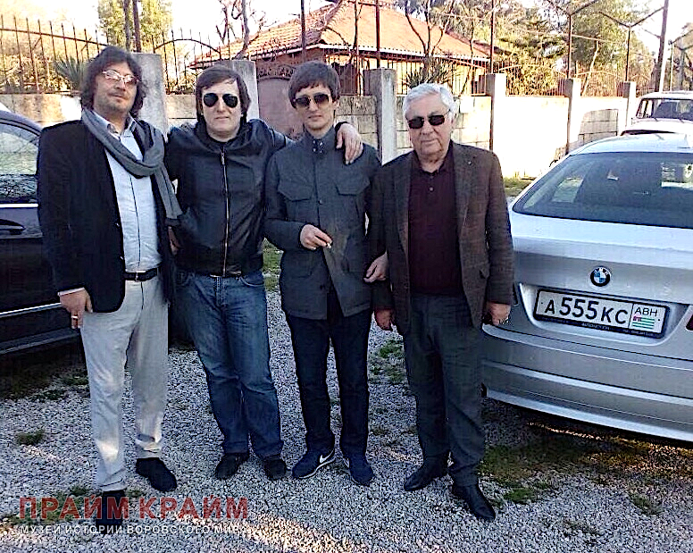 Кямал Ардзинба (второй справа) в окружении криминальных авторитетов Абхазии. Фото ИА "Прайм Крайм"
