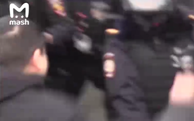 Драка Есенова с полицейскими. Кадр видеоролика телеграм-канала Mash
