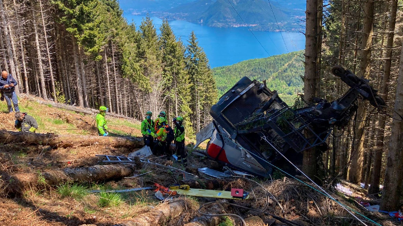 Упавшая кабина фуникулера на севере Италии. Фото National Alpine and Speleological Rescue Corps