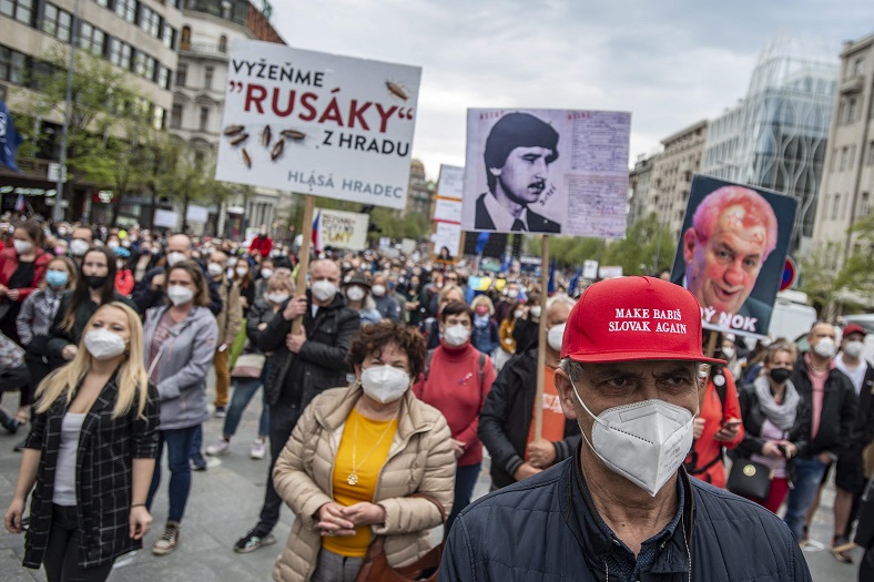 Демонстрация против пророссийской ориентации президента Чехии Милоша Земана в Праге 29 апреля 2021 года. Фото AFP/Scanpix/Leta
