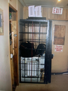 Клетка, в которую полицейский сажал задержанных. Фото СК РФ по Чукотскому автономному округу