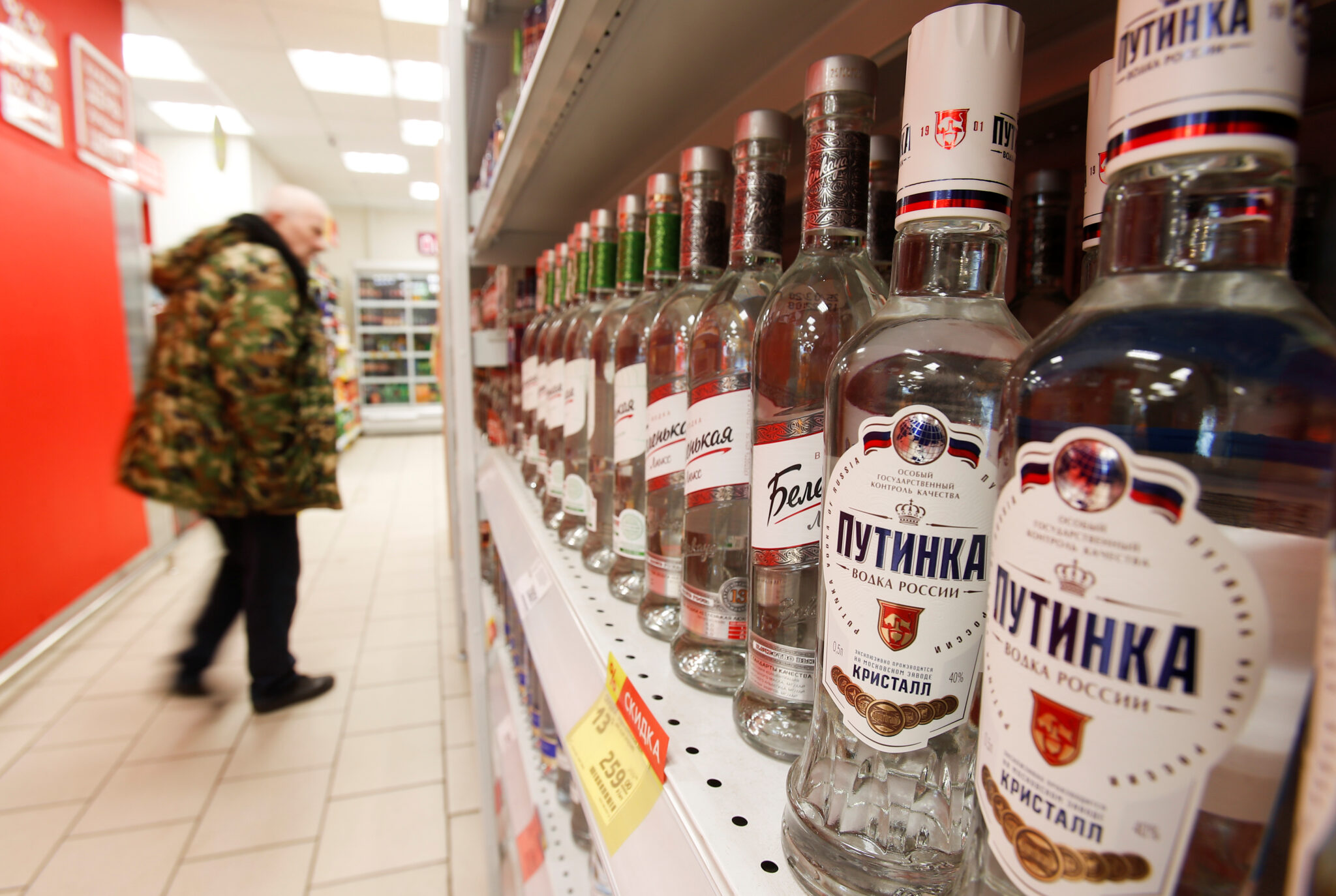 Стеллажи с бутылками водки в магазине. Фото MAXIM SHEMETOV / TASS / Scanpix / Leta