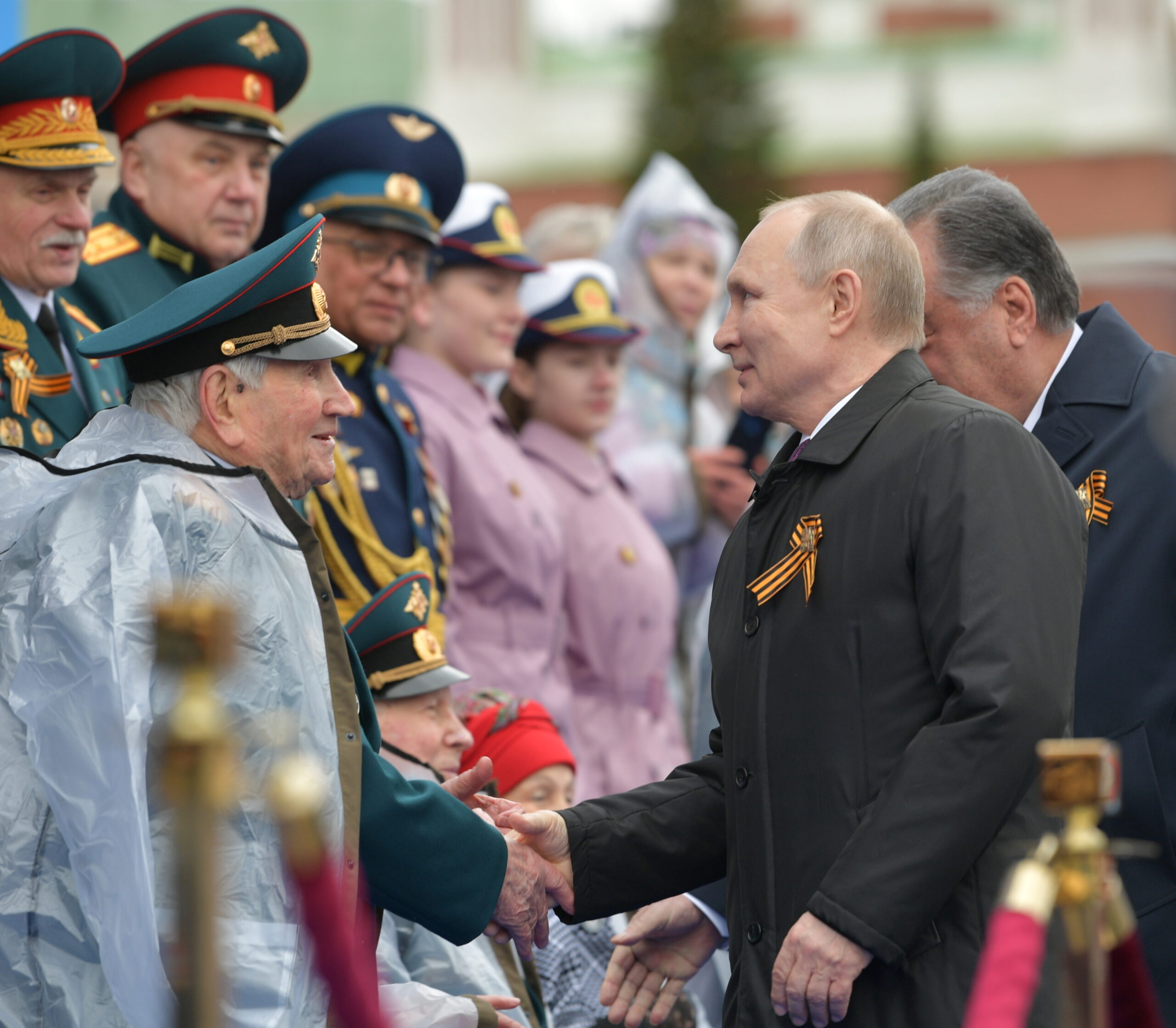 Владимир Путин общается с ветеранами. Фото SPUTNIK / TASS / Scanpix / Leta