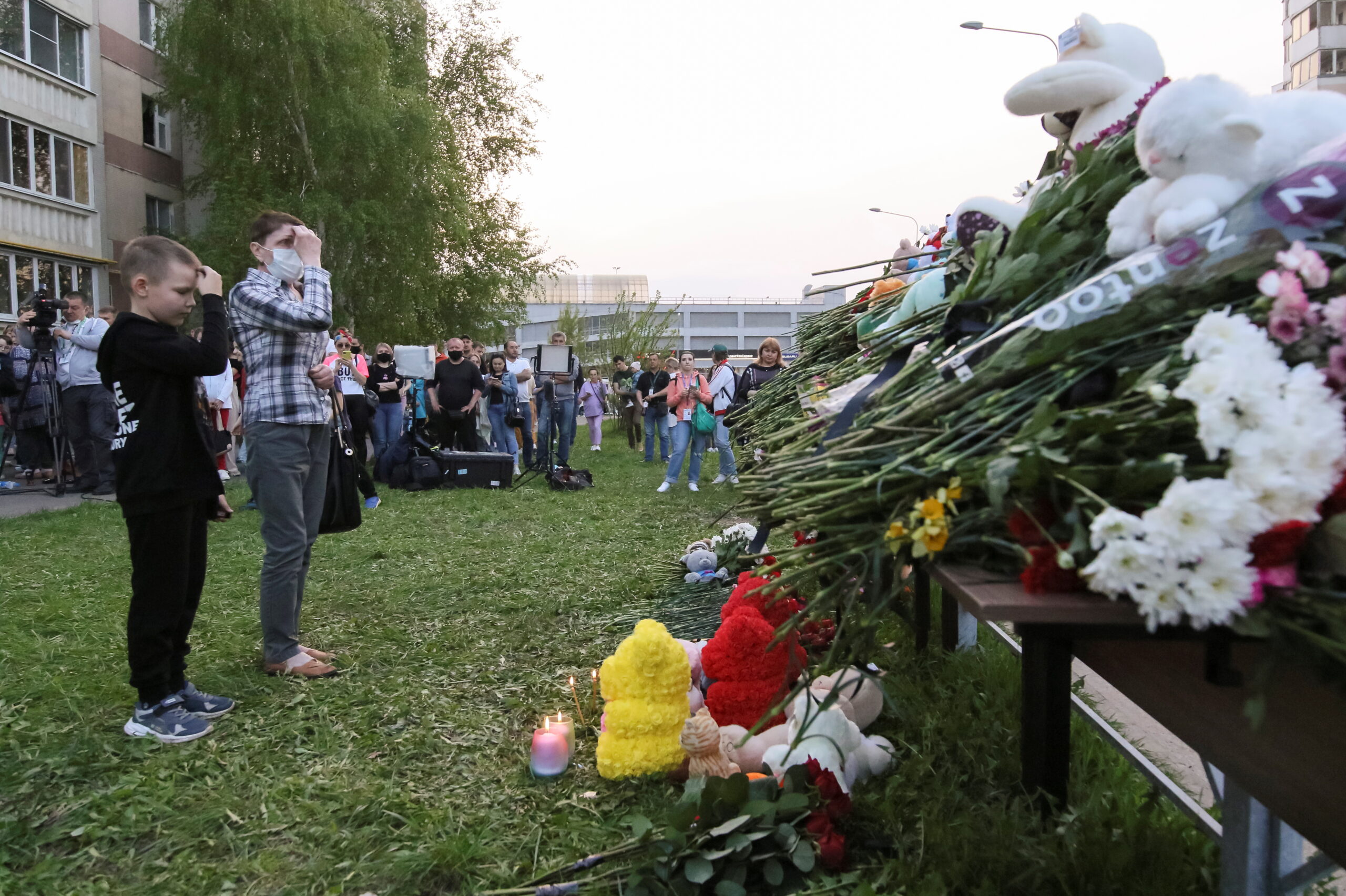 Люди крестятся у мемориала жертвам смертельной стрельбы в Казани. Фото STRINGER / TASS / Scanpix / Leta