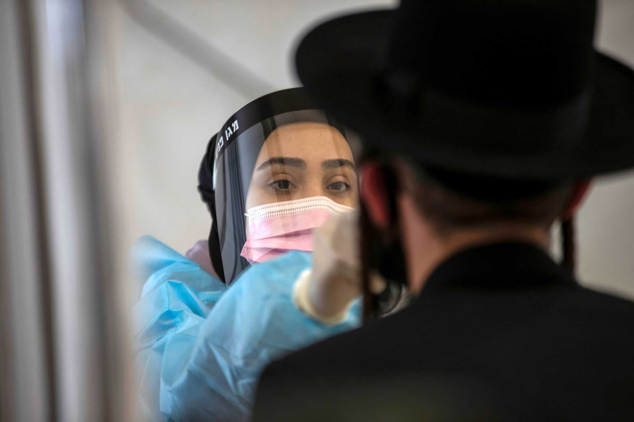 Тест на коронавирус в аэропорту Бен Гурион. Фото  REUTERS/Ronen Zvulun/Scanpix/Leta