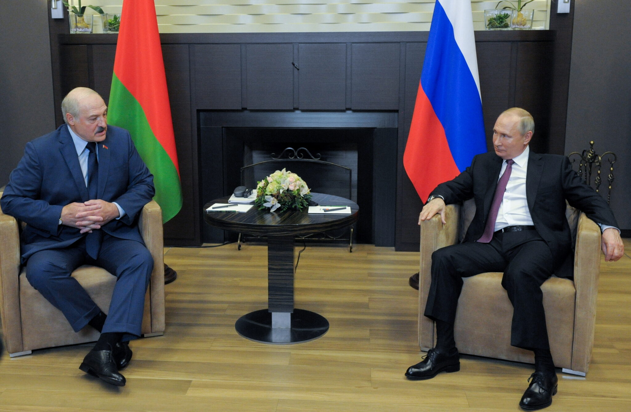 Александр Лукашенко и Владимир Путин на встрече в Сочи. Фото  SPUTNIK/via REUTERS/Scanpix/Leta