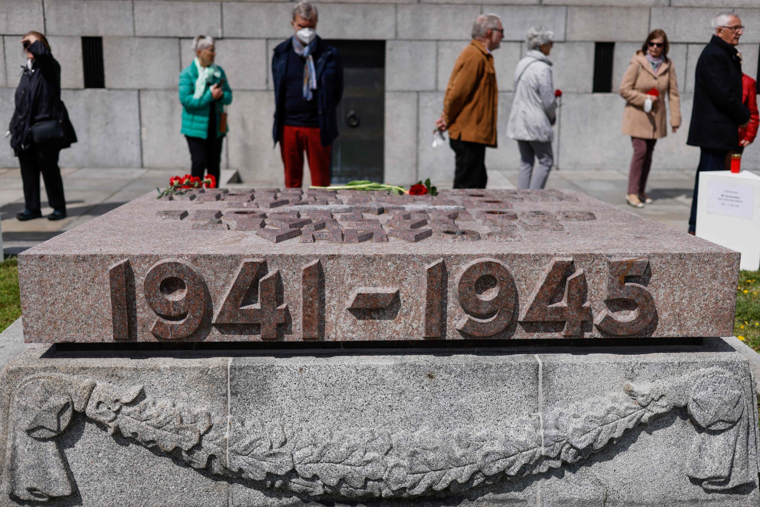 Возложение цветов к Мемориалу павшим советским воинам в Тиргартене. Фото   DAVID GANNON / AFP/Scanpix/Leta