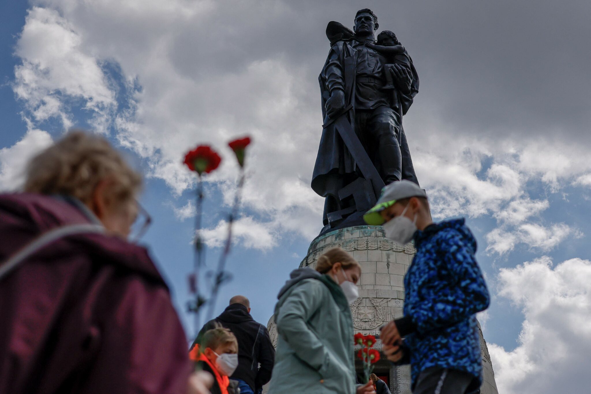 Люди возлагают цветы к Мемориалу павшим советским воинам в Тиргартене. Фото  DAVID GANNON / AFP/Scanpix/Leta
