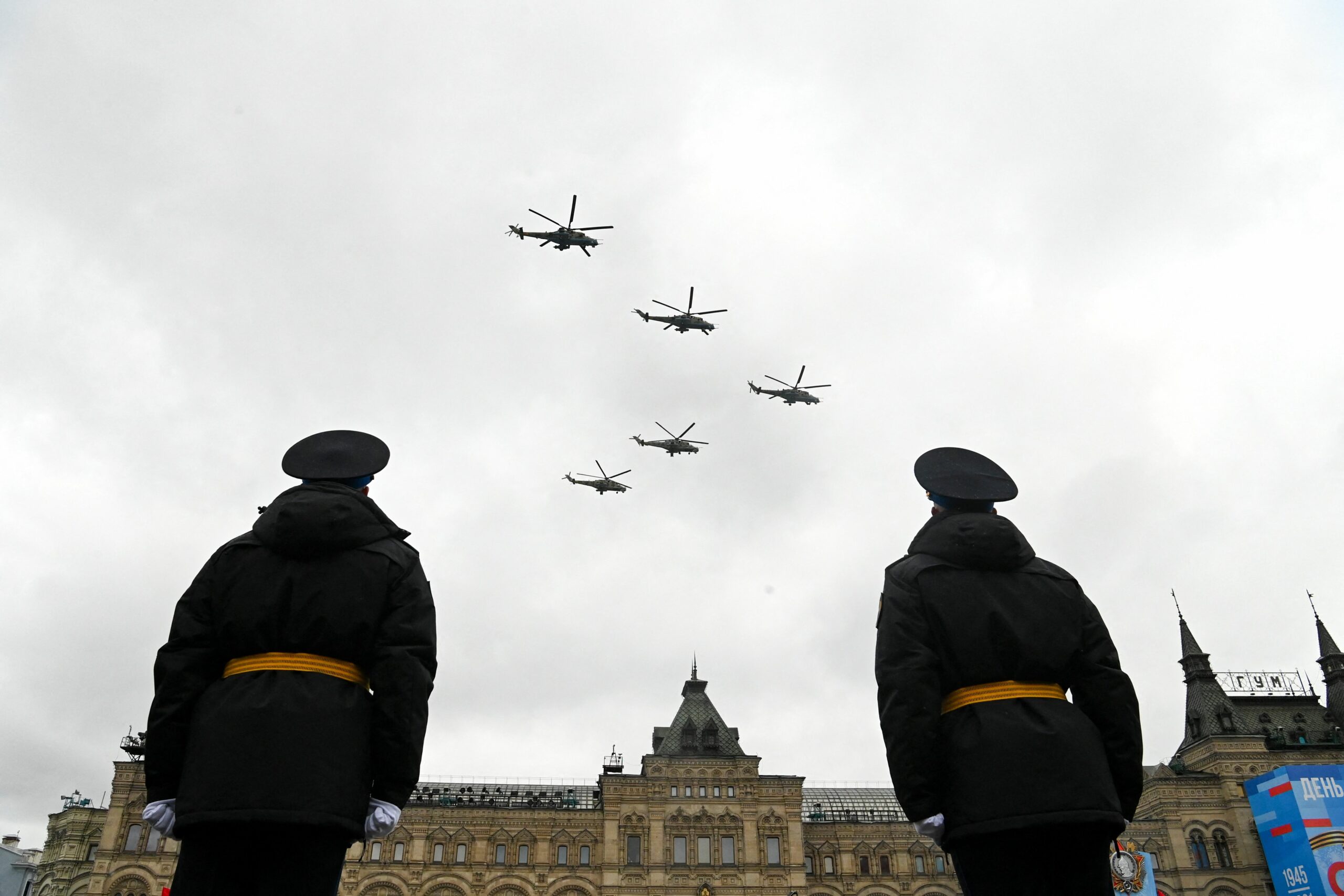 Российские военные вертолеты Ми-24 над Красной площадью. Фото KIRILL KUDRYAVTSEV / TASS / Scanpix / Leta