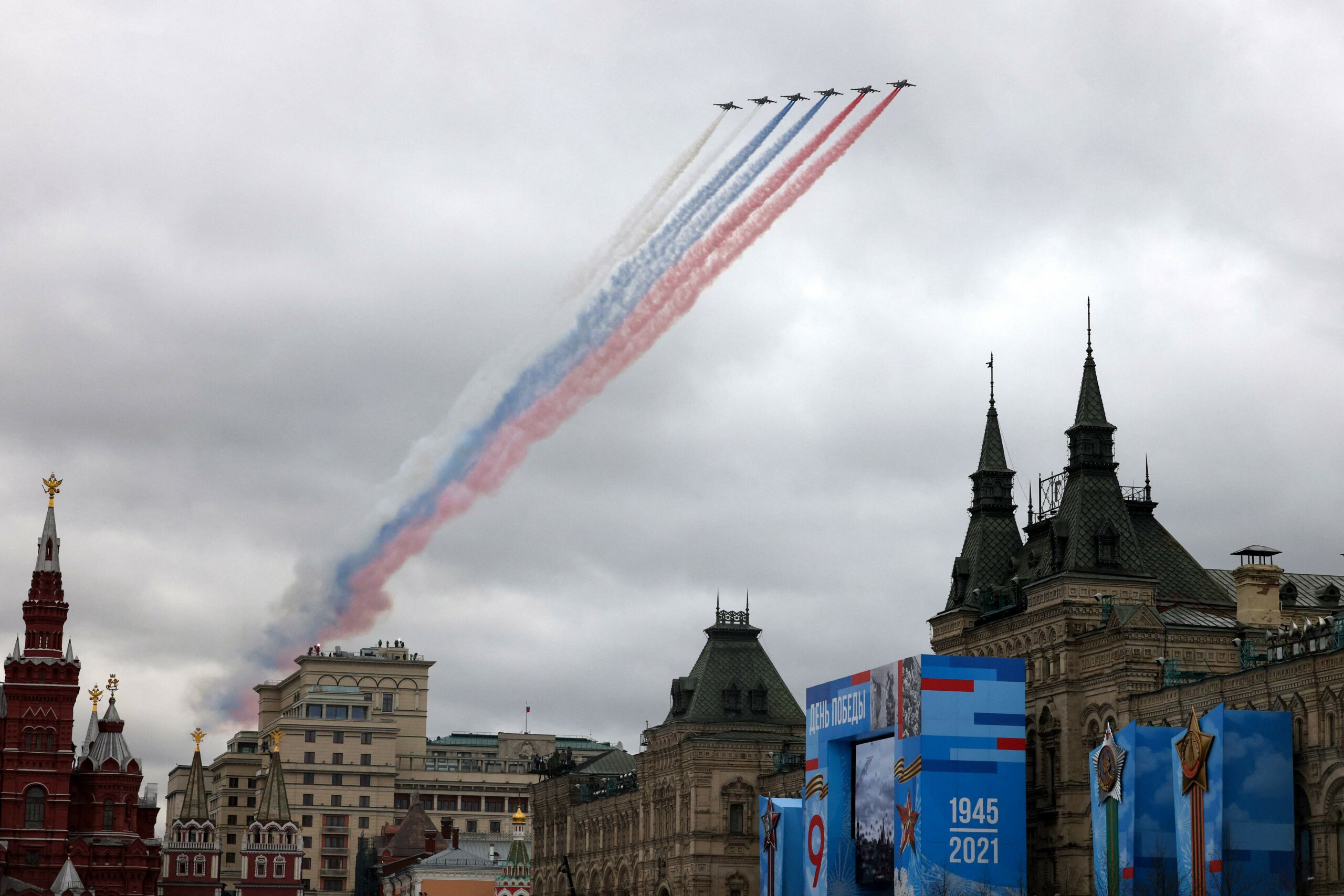Российские штурмовые самолеты Су-25 выпускают дым в цветах российского флага. Фото DIMITAR DILKOFF / TASS / Scanpix / Leta