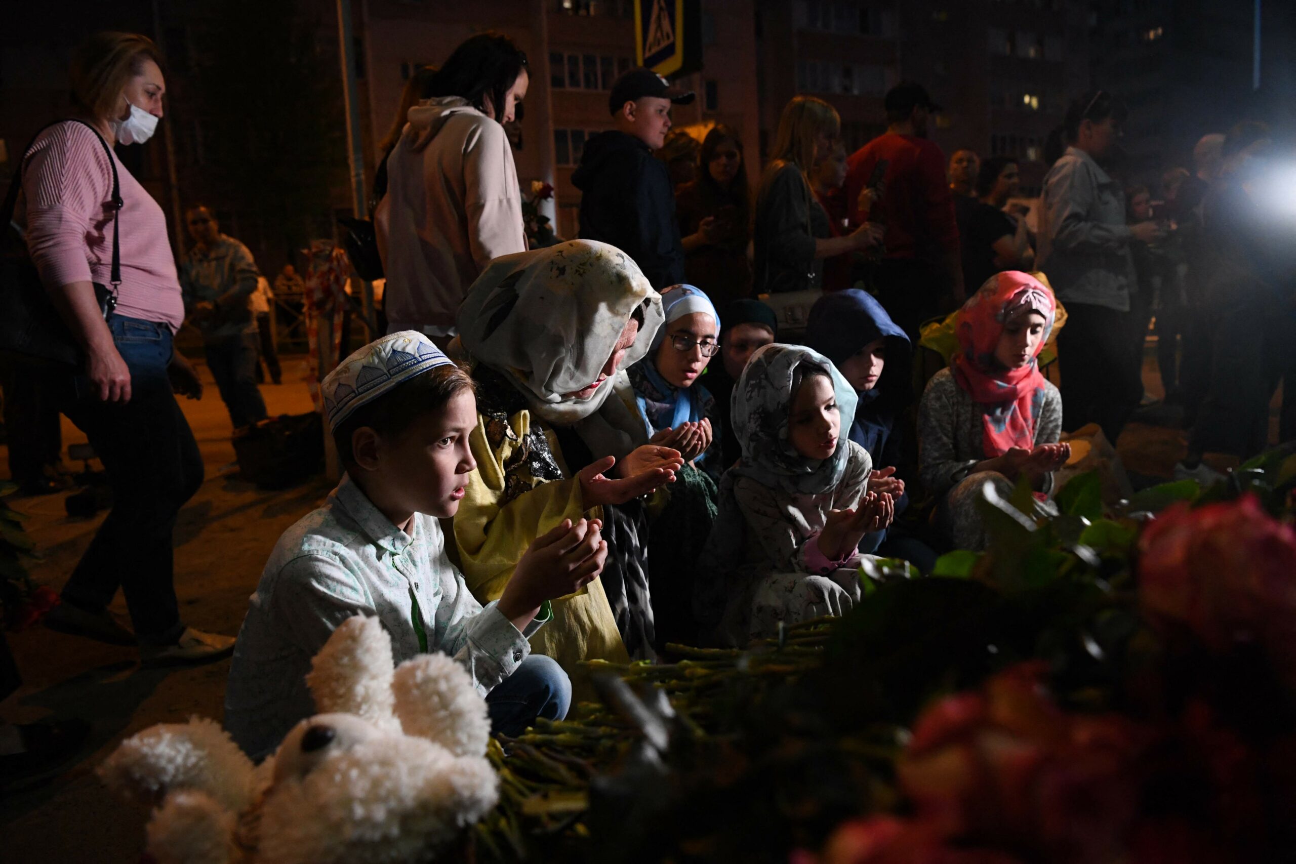 Мусульмане молятся у мемориала жертвам стрельбы в казанской школе. Фото NATALIA KOLESNIKOVA / TASS / Scanpix / Leta
