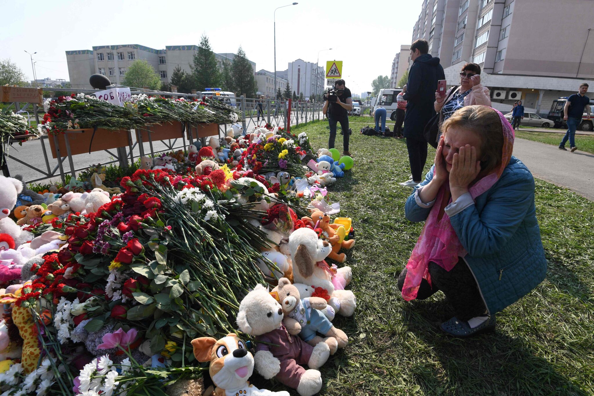 Женщина плачет у мемориала памяти жертв стрельбы в Казани. Фото NATALIA KOLESNIKOVA / TASS / Scanpix / Leta