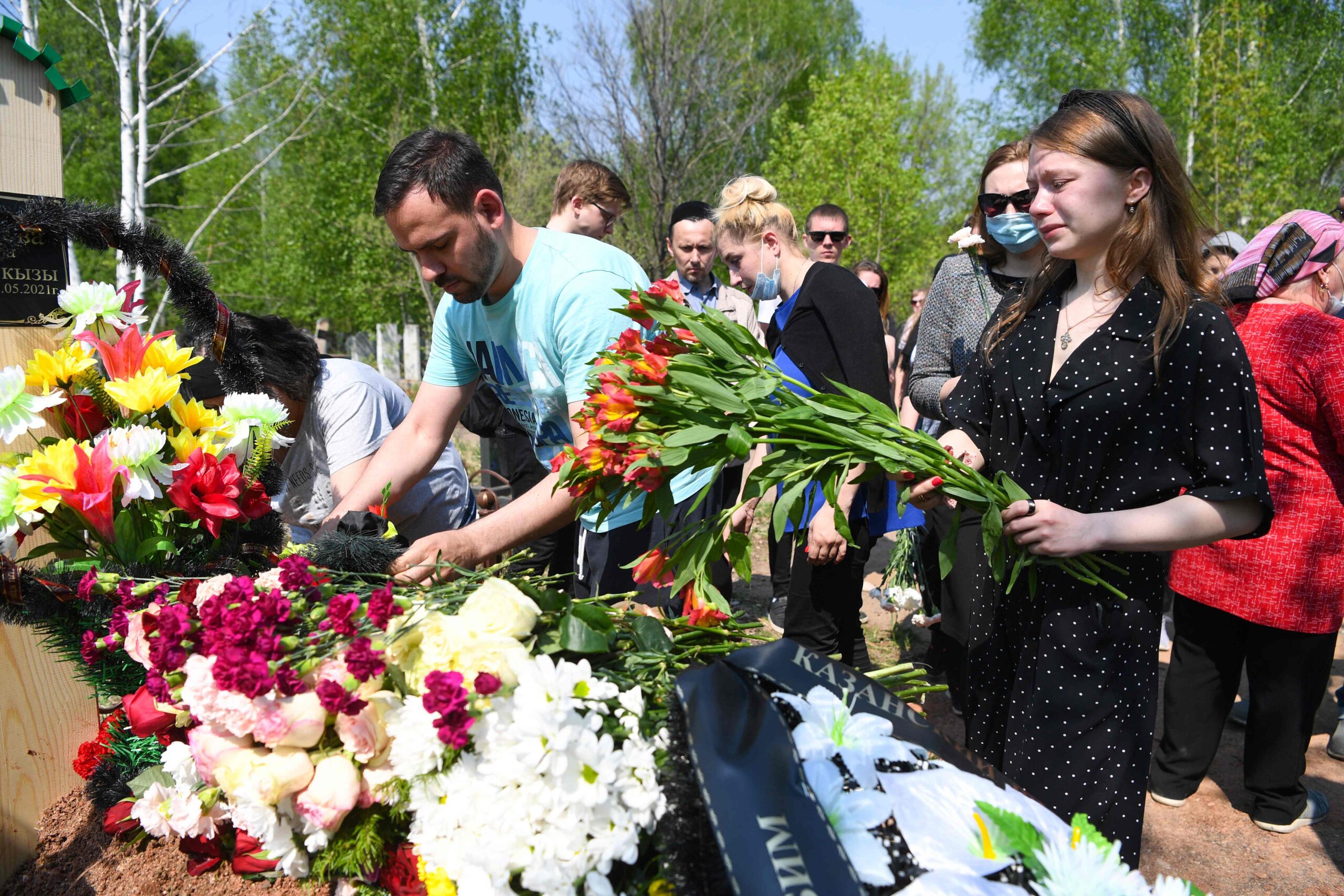 Люди скорбят у могилы погибшей учительницы. Фото NATALIA KOLESNIKOVA / TASS / Scanpix / Leta 
