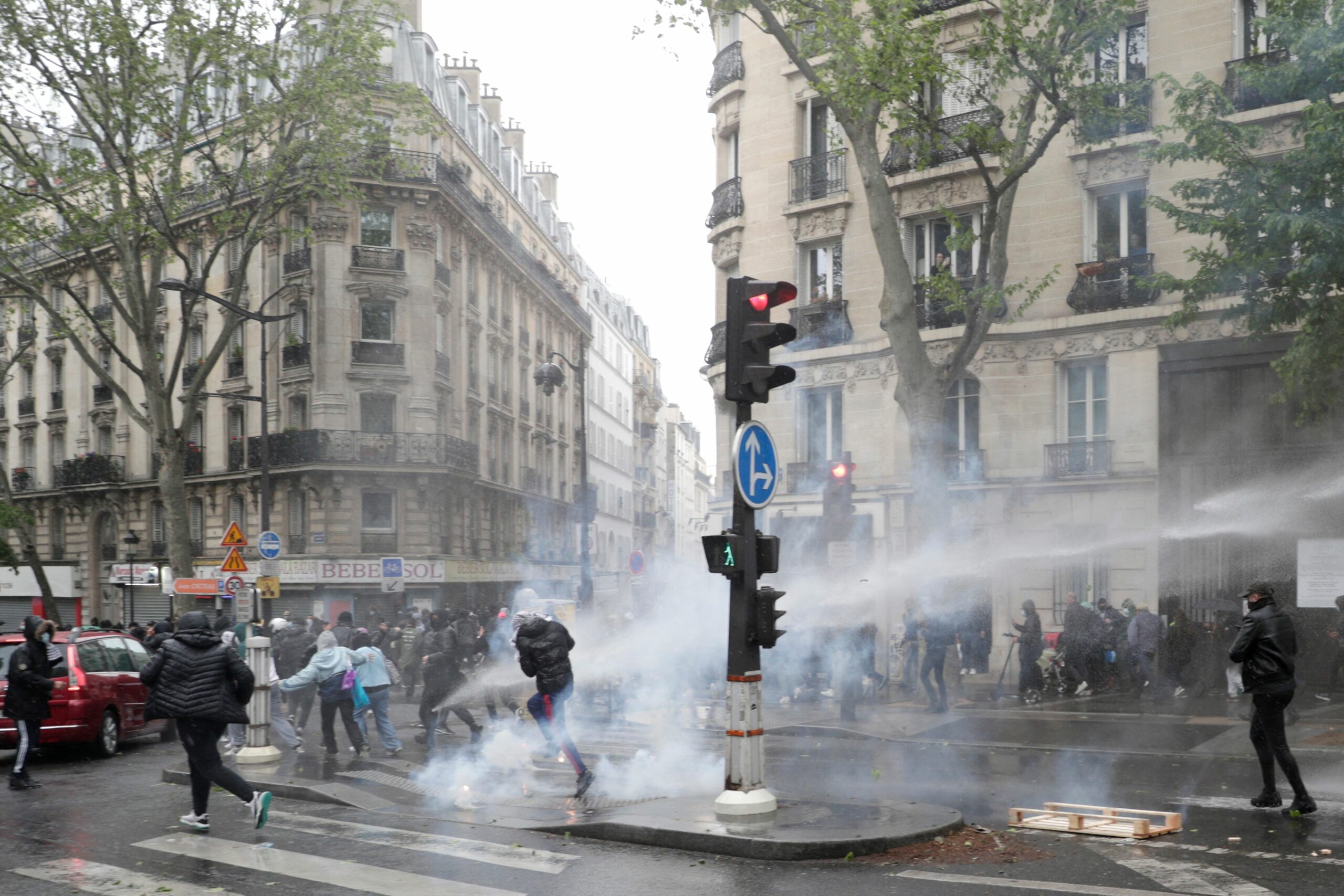 Полиция разгоняет участников акции в поддержку Палестины в Париже. Фото GEOFFROY VAN DER HASSELT / AFP/Scanpix/Leta