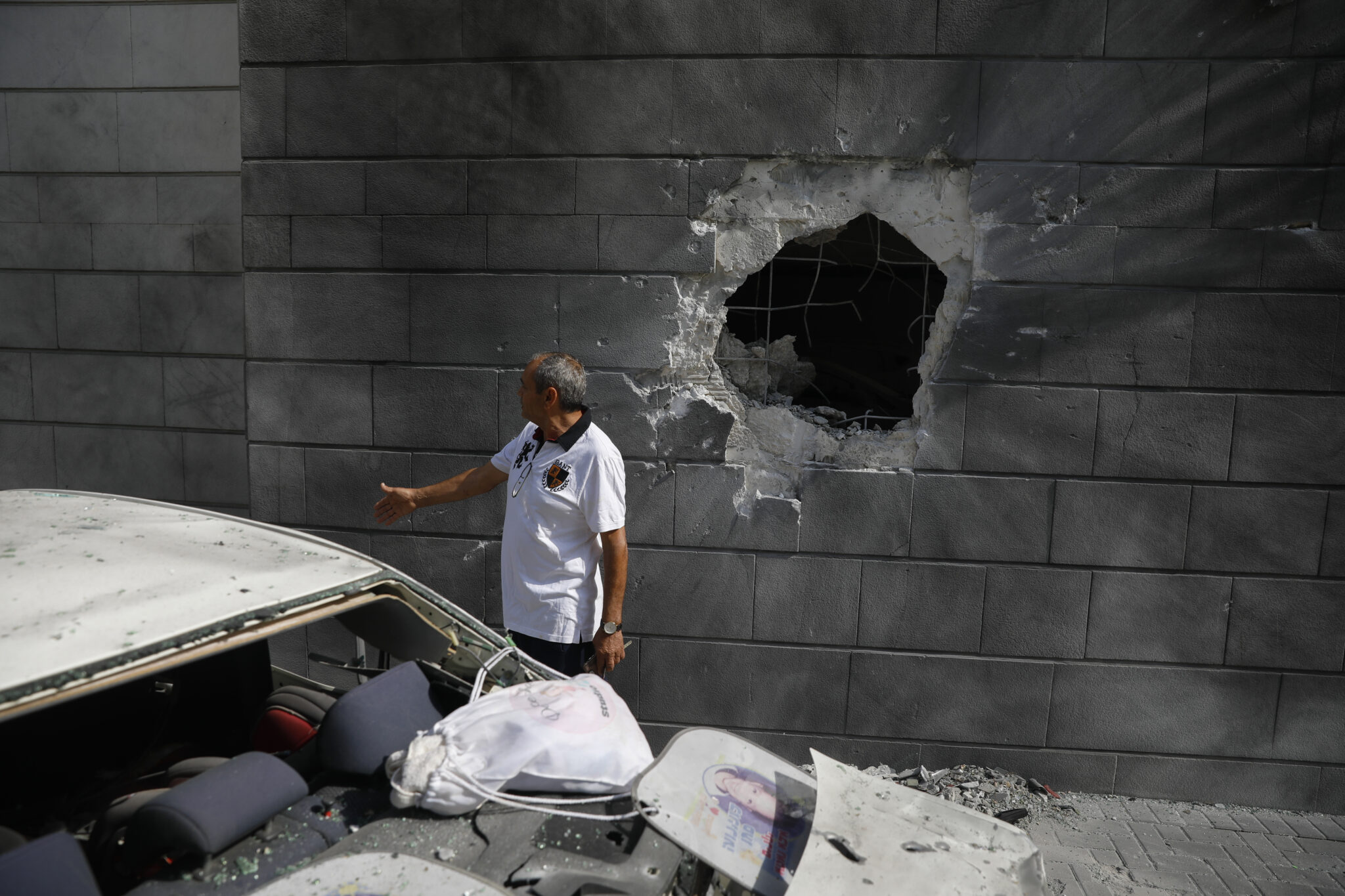 Жилое здание в Газе, в которое попала ракета. Фото AP Photo/Ariel Schalit/Scanpix/Leta