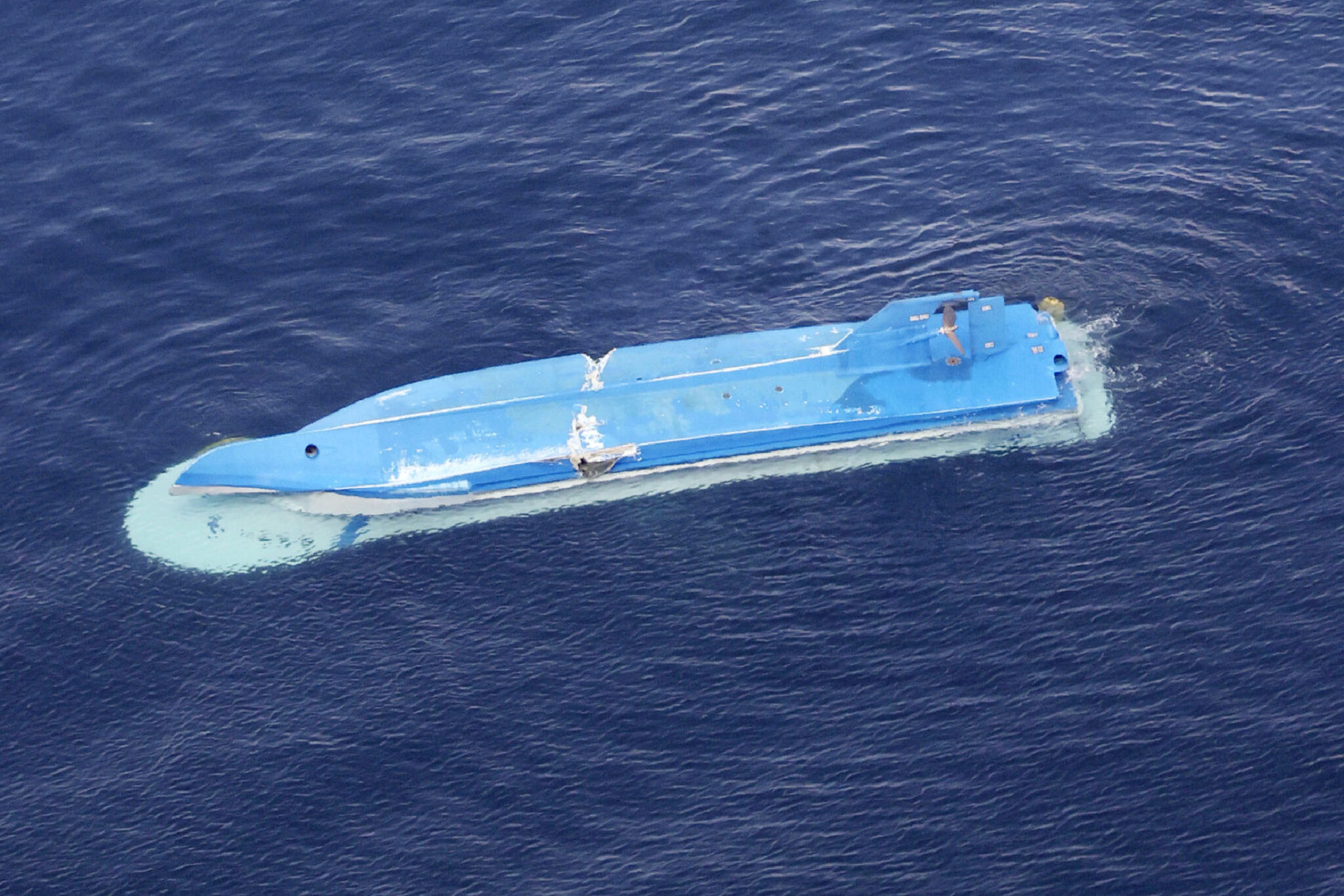 Перевернувшееся судно  "Хокко-мару 8". Фото (Kyodo News via AP/Scanpix/Leta