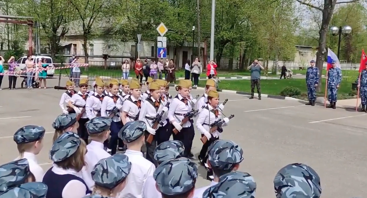 Парад во Всеволодской школе №42 в Электростали . Скриншот видео Twitter МБХ