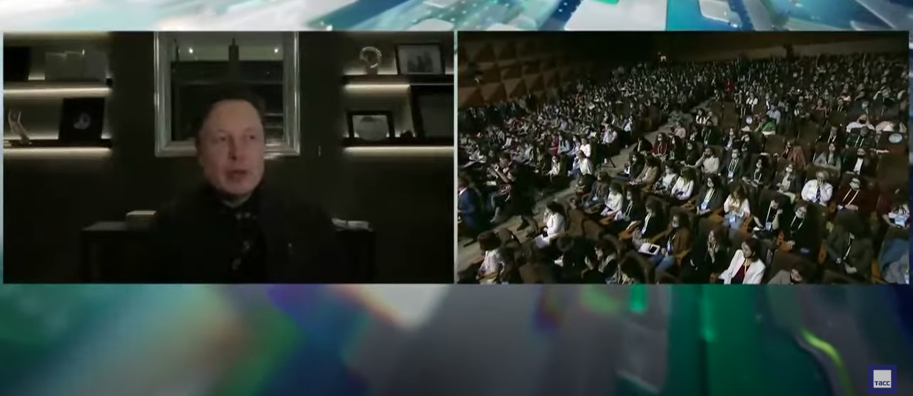 Илон Маск выступает по видео связи форуме «Новое знание» . Скриншот YouTube TASS