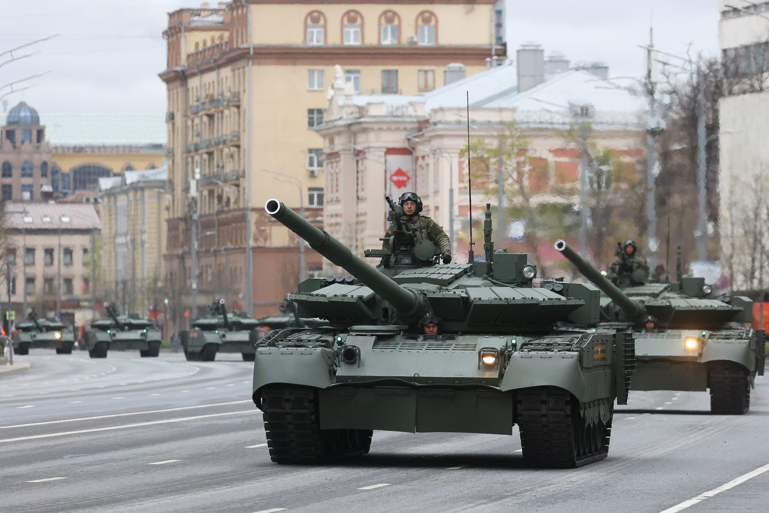 Танки Т-80БВМ направляются к Красной площади в Москве. Фото Vladimir Gerdo / TASS / Scanpix / Leta