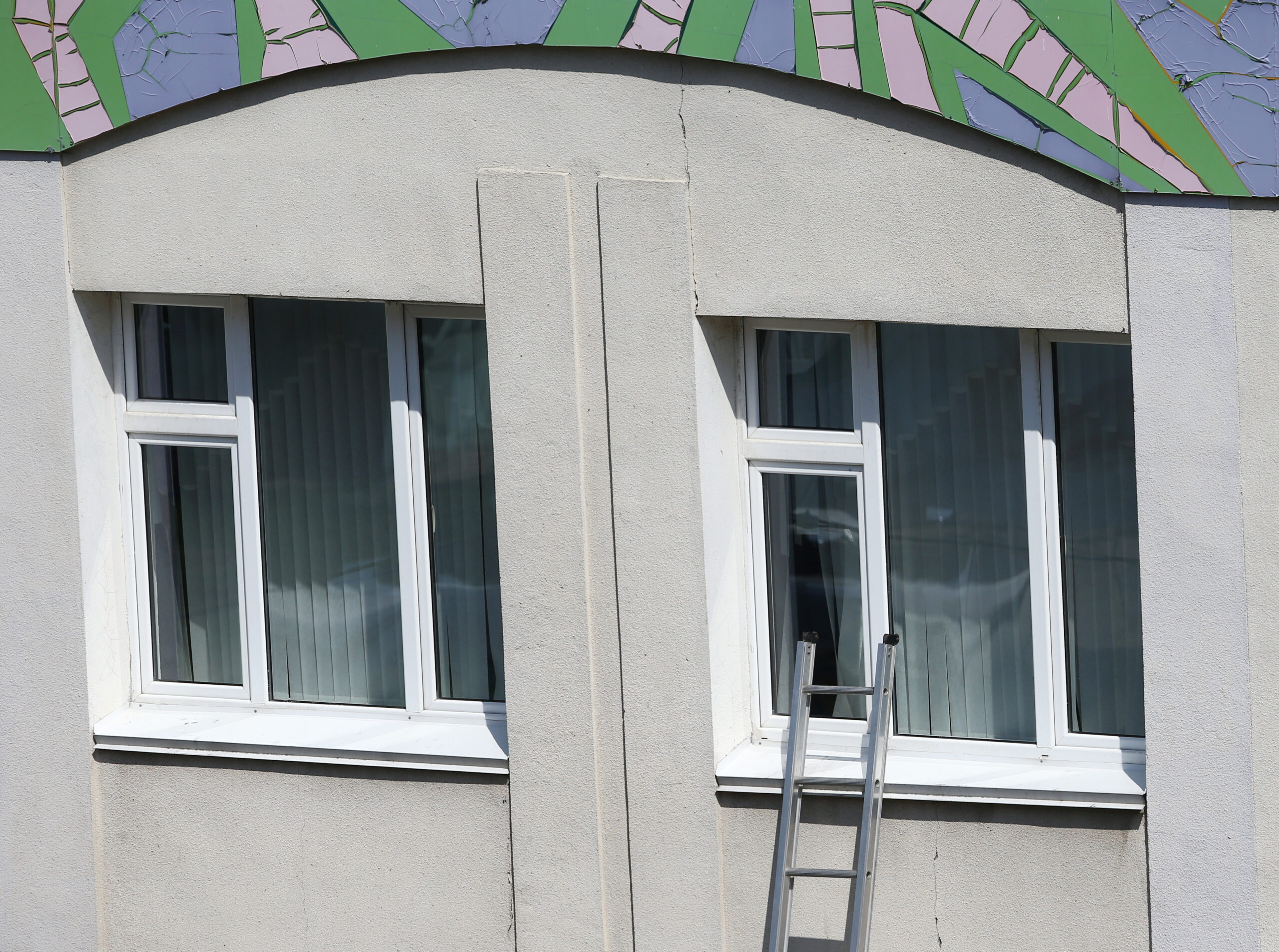 Лестница, приставленная к окну гиманзии. Фото Yegor Aleyev / TASS / Scanpix / Leta
