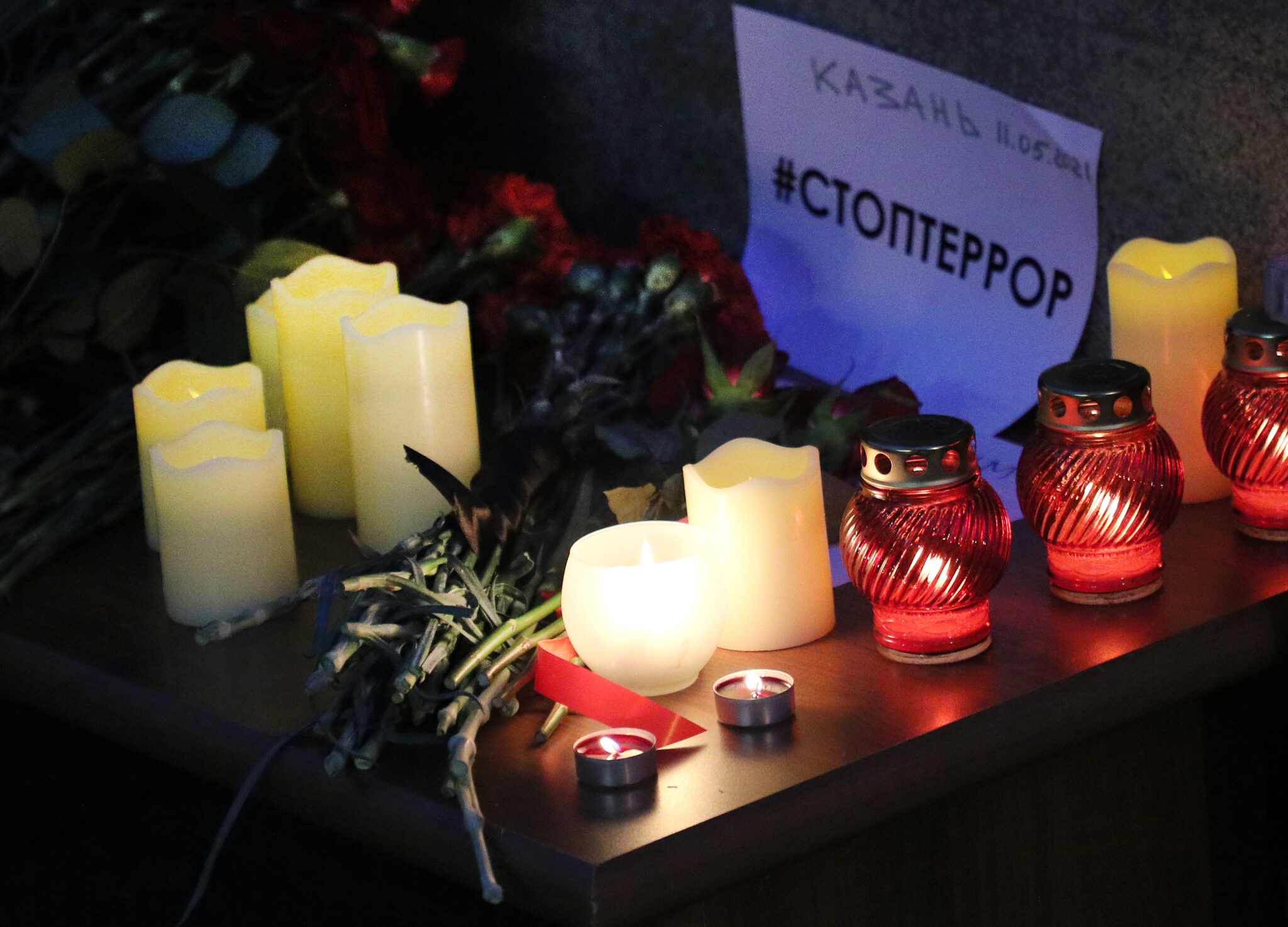 Стихийный мемориал в память о погибших в казанской школе. Фото Gavriil Grigorov / TASS / Scanpix / Leta