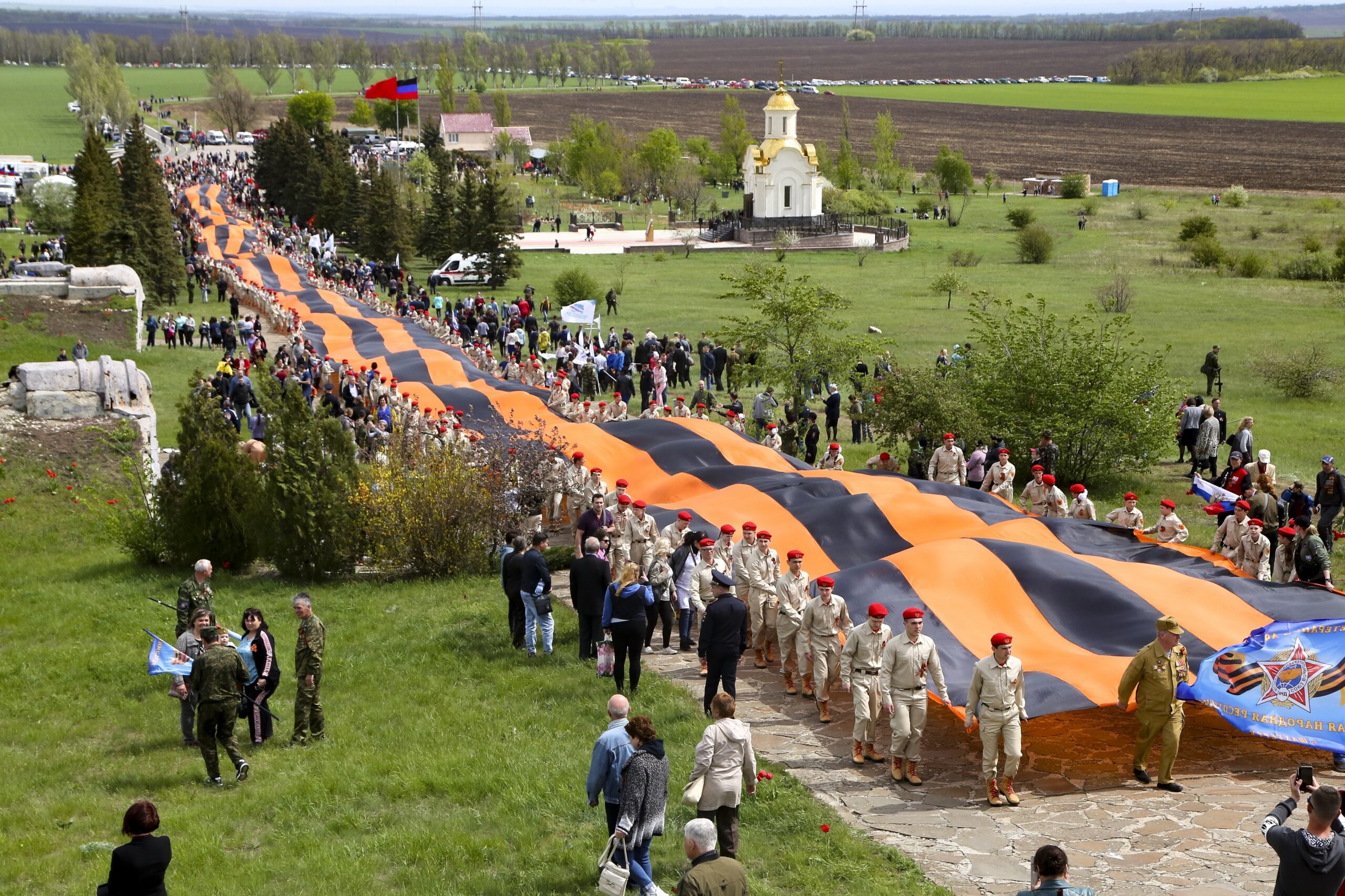 Церемония у мемориала Саур-Могила в ДНР. Фото AP Photo/Alexei Alexandrov/Scanpix/Leta