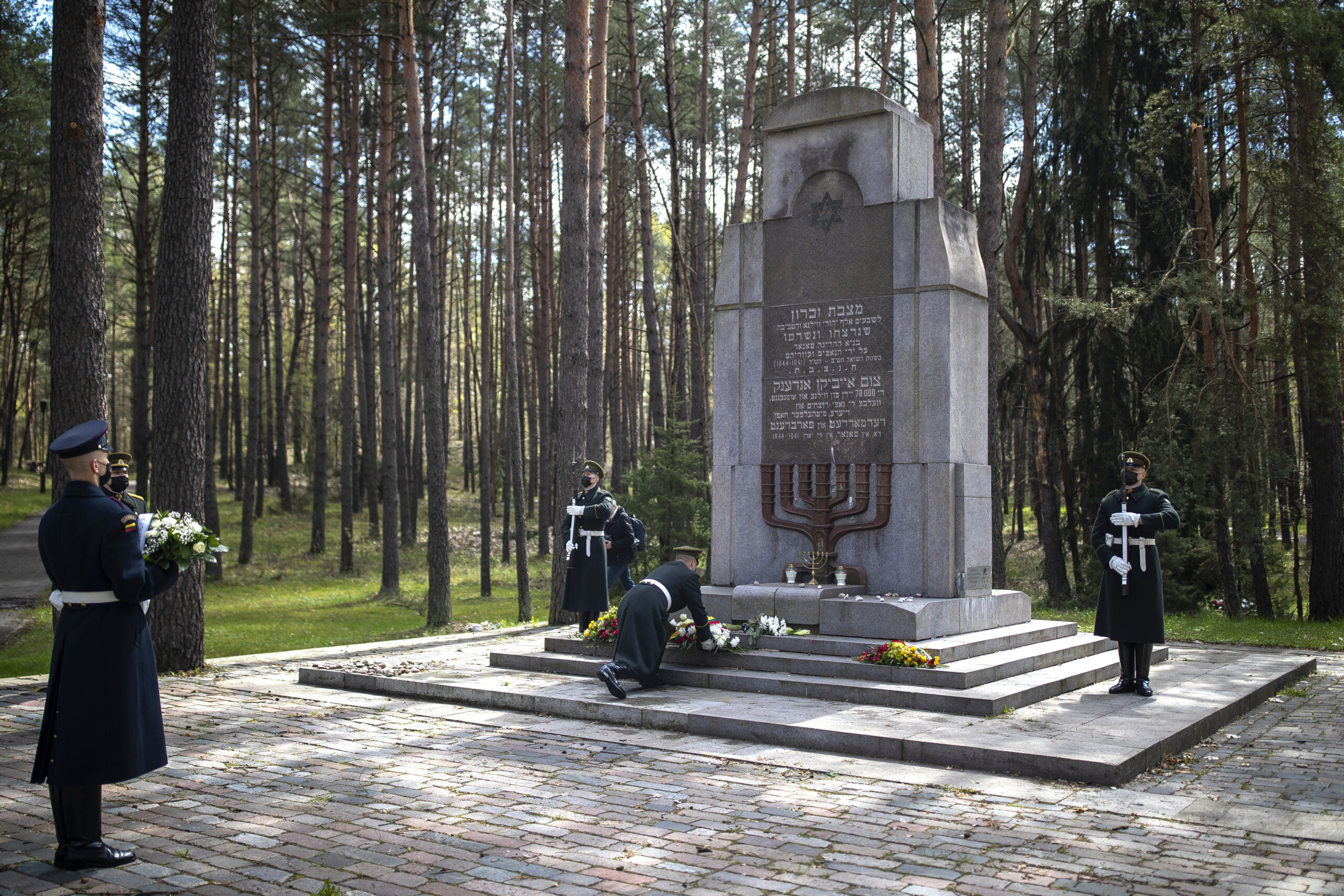 Церемония у мемориала жертвах Холокоста в Вильнюсе. Фото  AP Photo/Mindaugas Kulbis/Scanpix/Leta