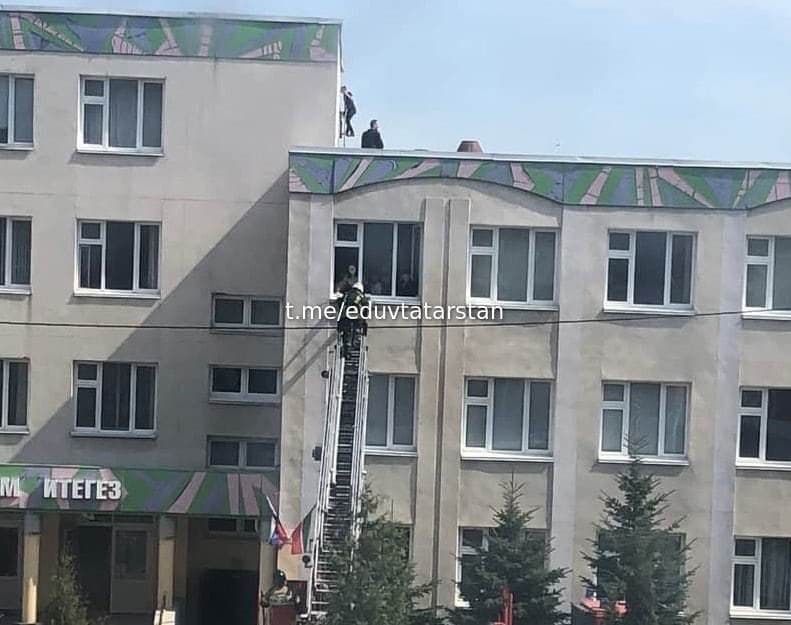 Сотрудники МЧС эвакуируют учеников с крыши