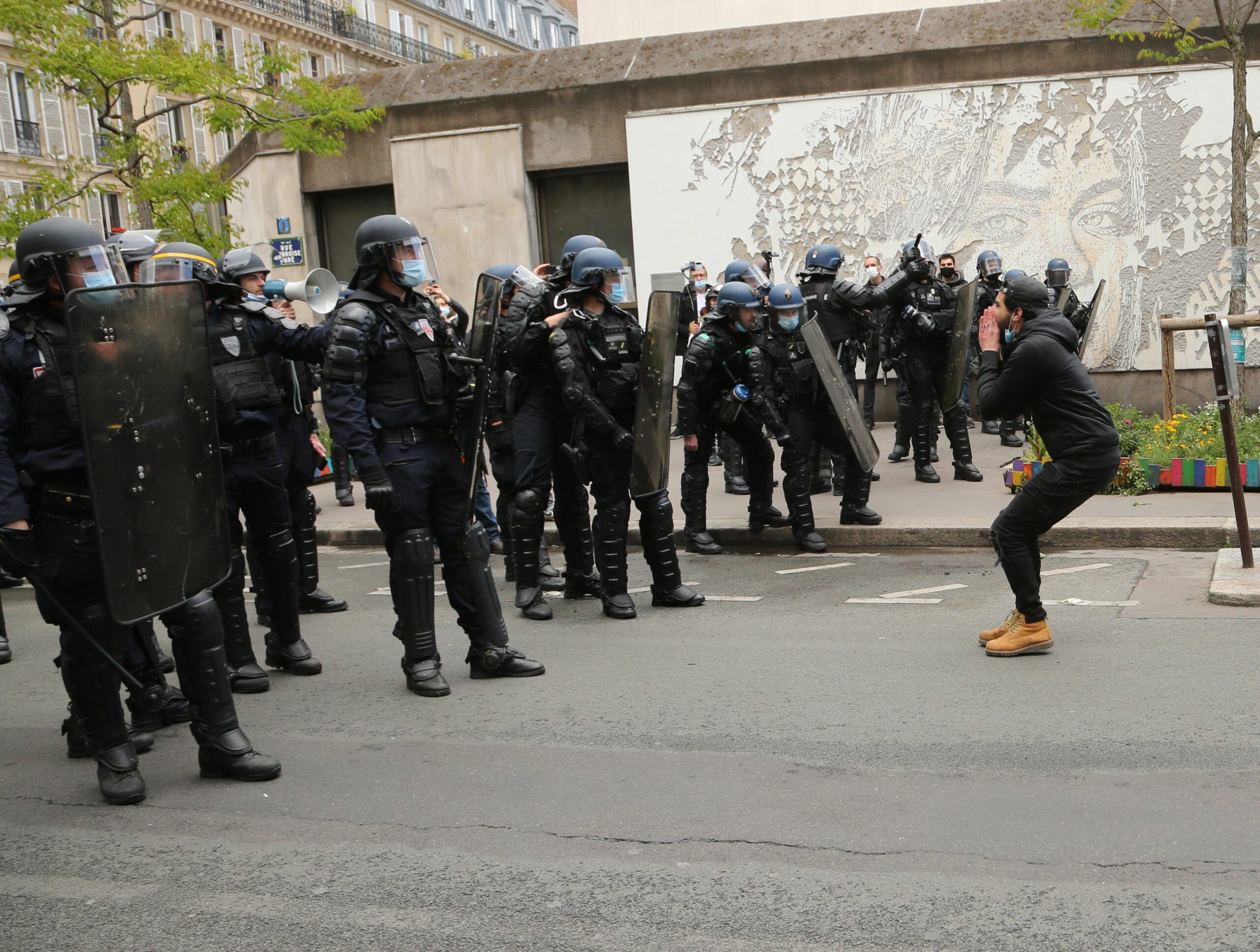 Полиция и участник акции в Париже. Фото  MUSTAFA SEVGI/SIPA/Scanpix/Leta