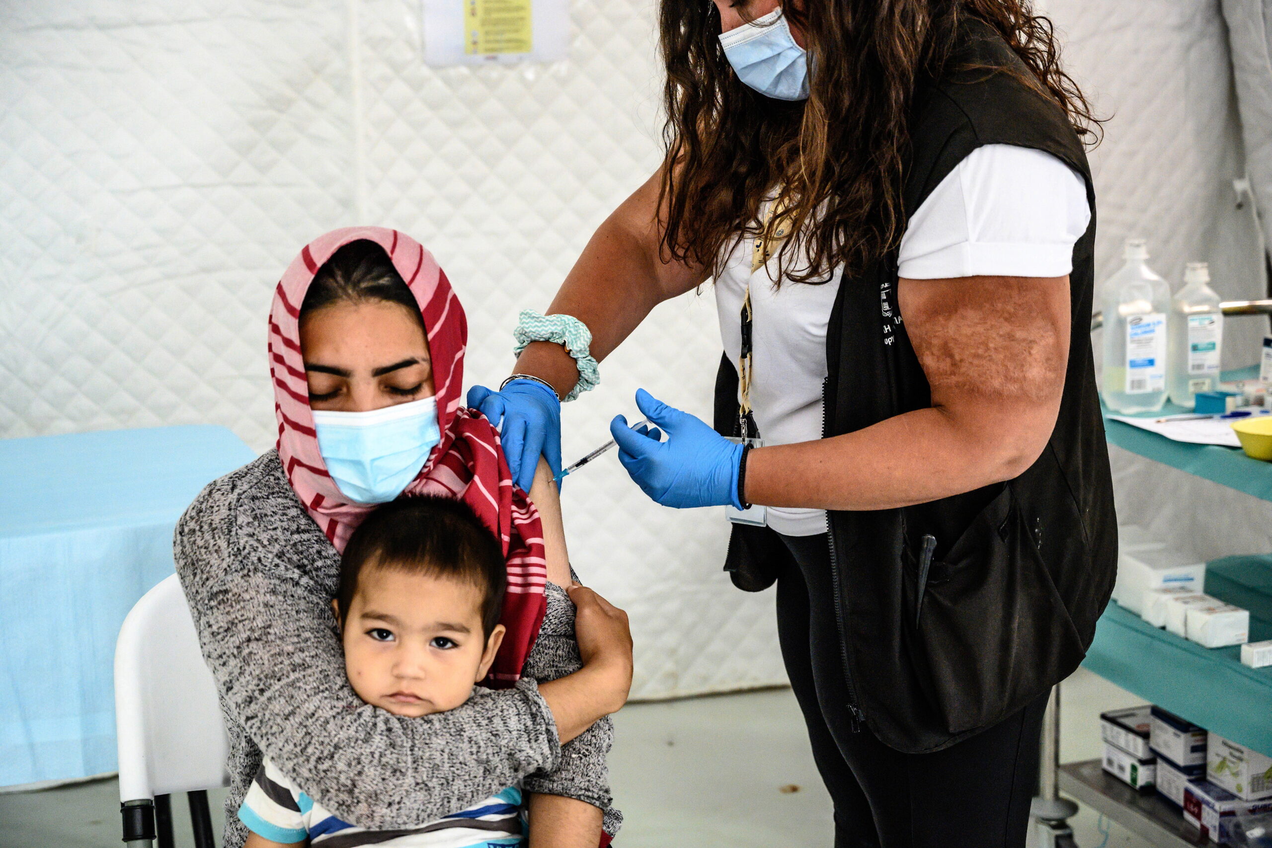Женщина получает прививку Johnson в лагере мигрантов на острове Лесбос в Греции. Фото VANGELIS PAPANTONIS / TASS / Scanpix / Leta
