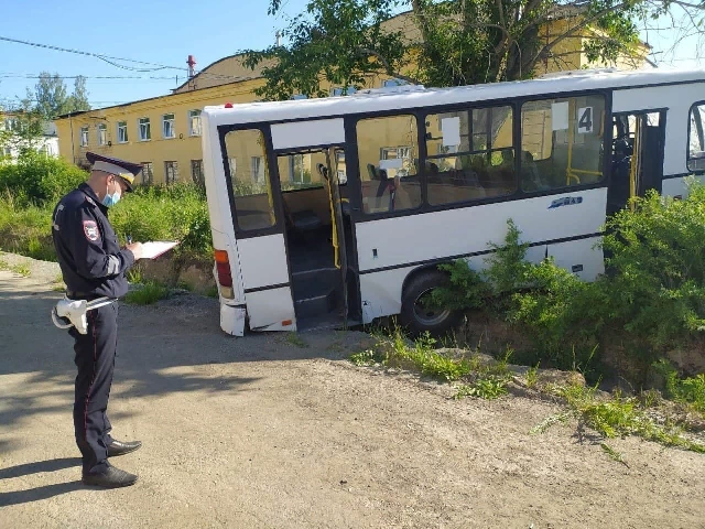 ДТП с участием автобуса в Свердловской области. Фото: телеграм-канал 66.ru