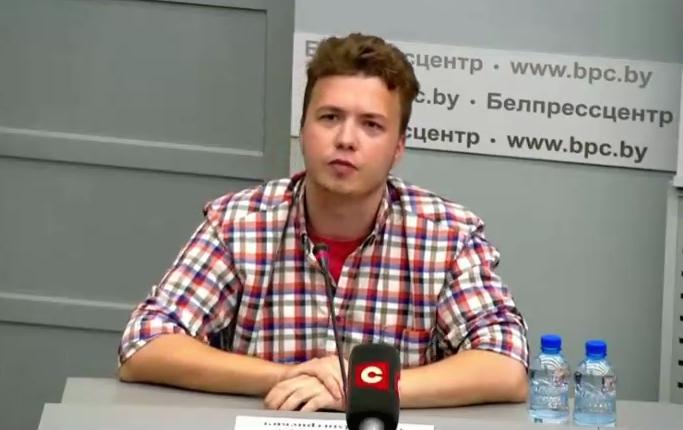 Роман Протасевич в ходе пресс-конференции в Минске. Кадр видео, опубликованного в телеграм-канале «Желтые сливы»