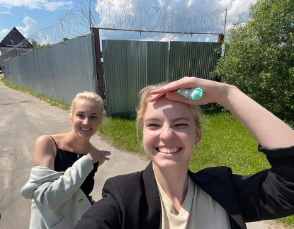 Юлия и Дарья Навальные после свидания с Алексеем Навальным в ИК-2 в Покрове. Фото из Instagram Юлии Навальной