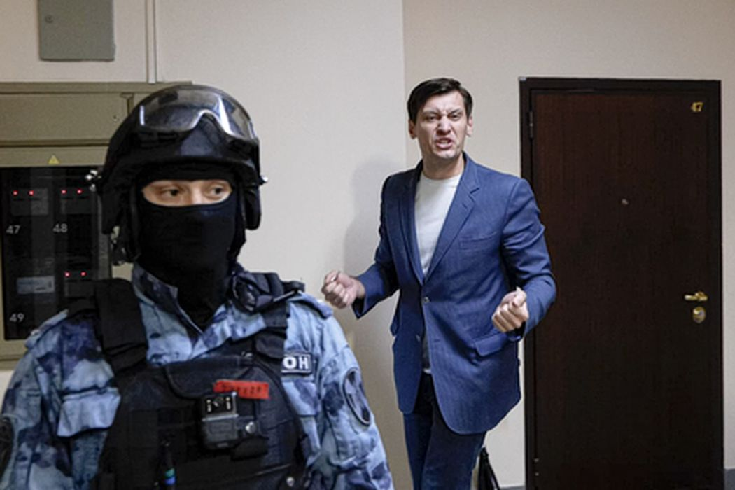 Дмитрий Гудков во время задержания. Фото AP/Scanpix/Leta