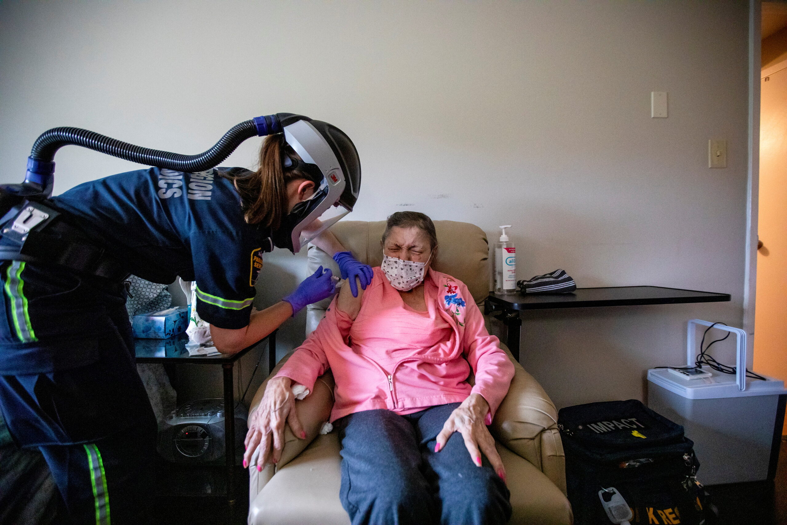 Вакцинация женщины препаратом Moderna на дому, Канада. Фото CARLOS OSORIO / TASS / Scanpix / Leta