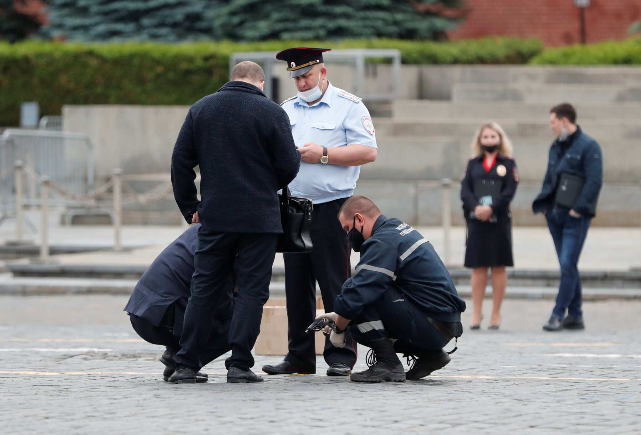 Полиция осматривает место на Красной площади, где  Павел Крисевич выстрелил себе в голову. Фото  REUTERS/Shamil Zhumatov/Scanpix/Leta