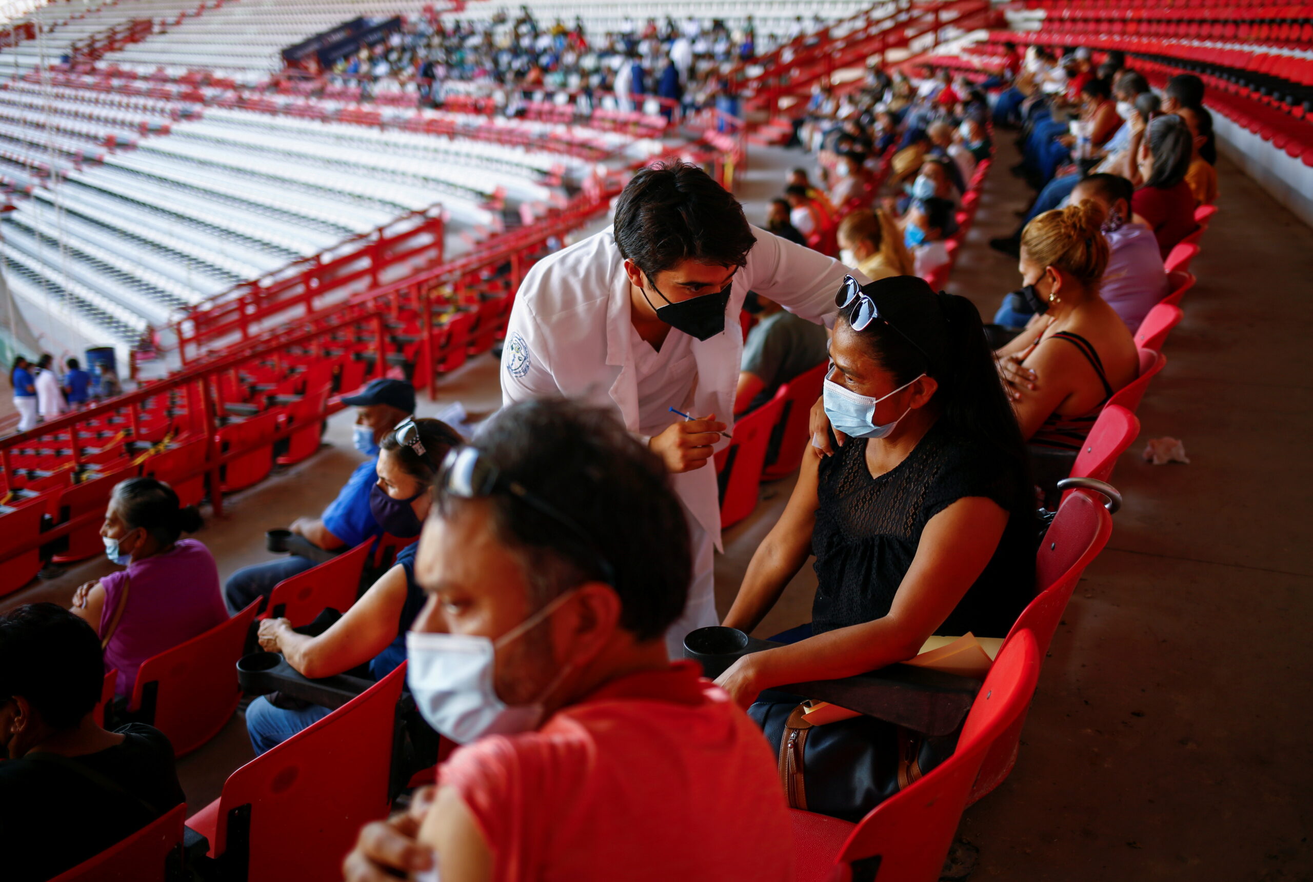 Вакцинация препаратом Pfizer на стадионе в Мексике. Фото JOSE LUIS GONZALEZ / TASS / Scanpix / Leta