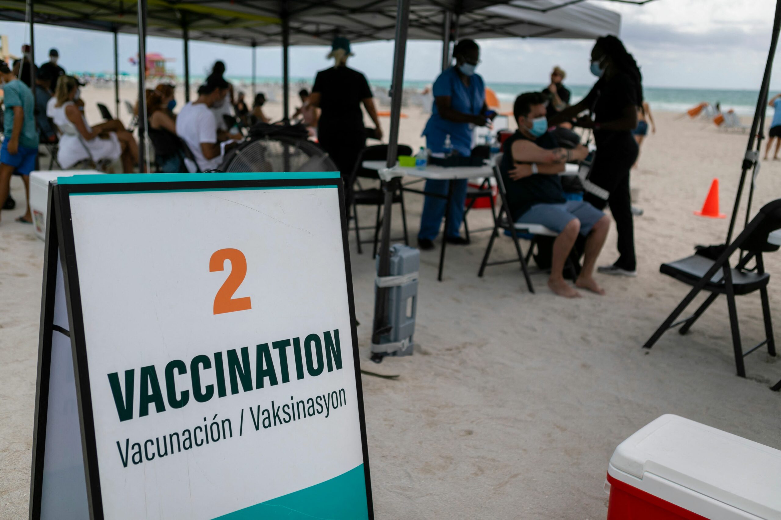 Пункт вакцинации препаратом Janssen на пляже во Флориде, США. Фото EVA MARIE UZCATEGUI / TASS / Scanpix / Leta