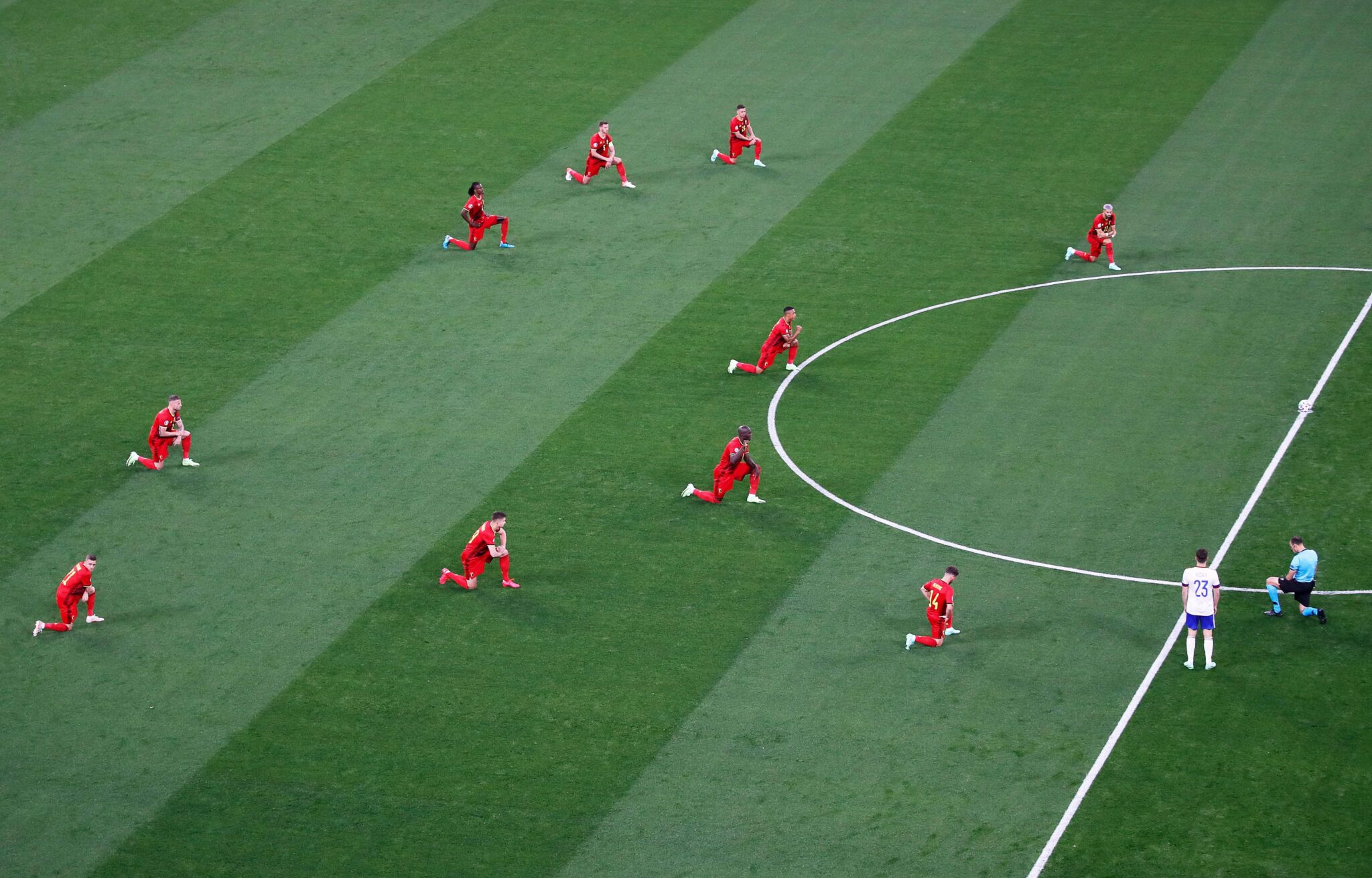 Игроки сборной Бельгии преклонили колено перед началом матча. Фото  ANTON VAGANOV / POOL / AFP/Scanpix/Leta